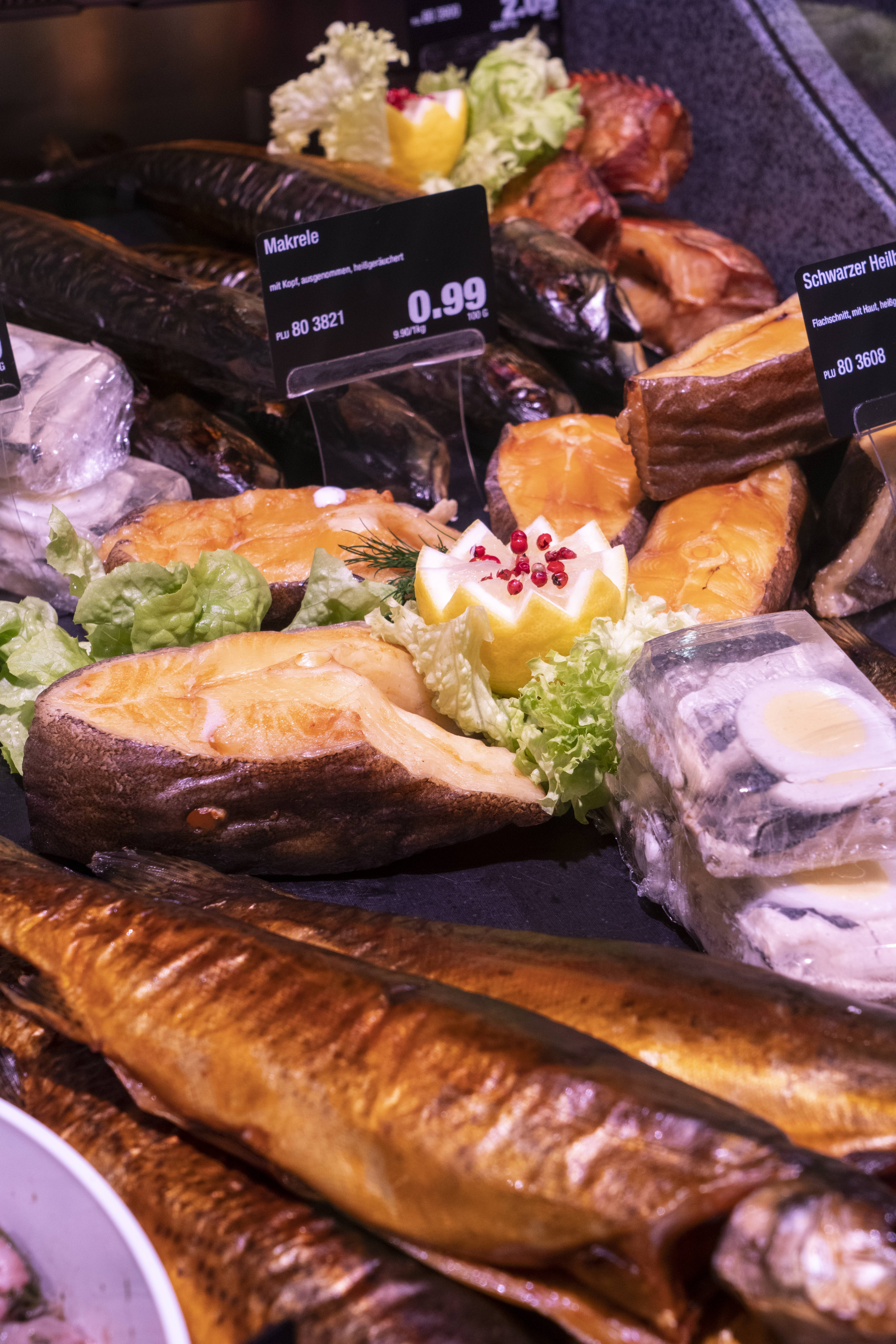 Nahaufnahme der Auslage einer Fischtheke.