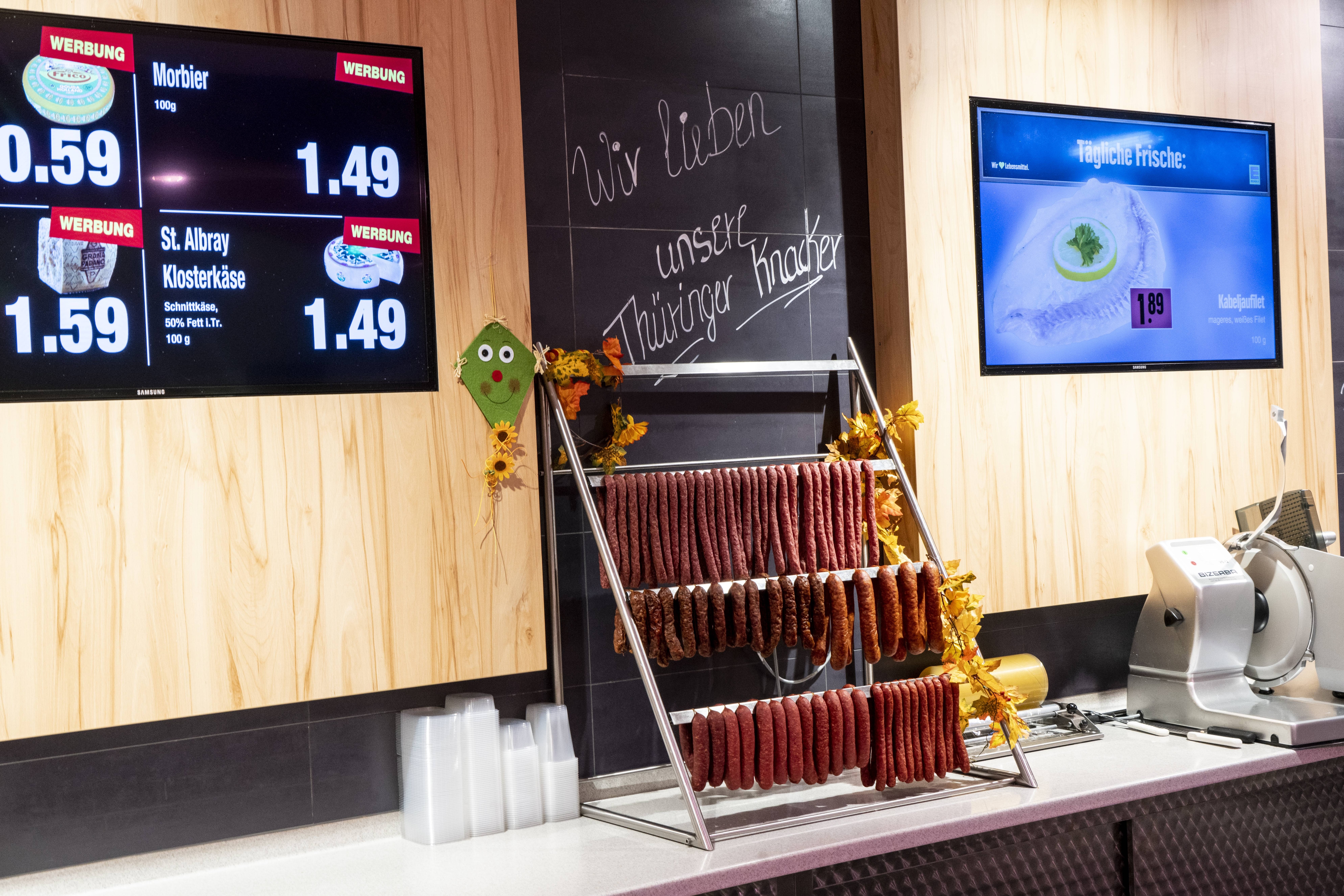 Eine Gestell an dem verschiedene Würste hängen.