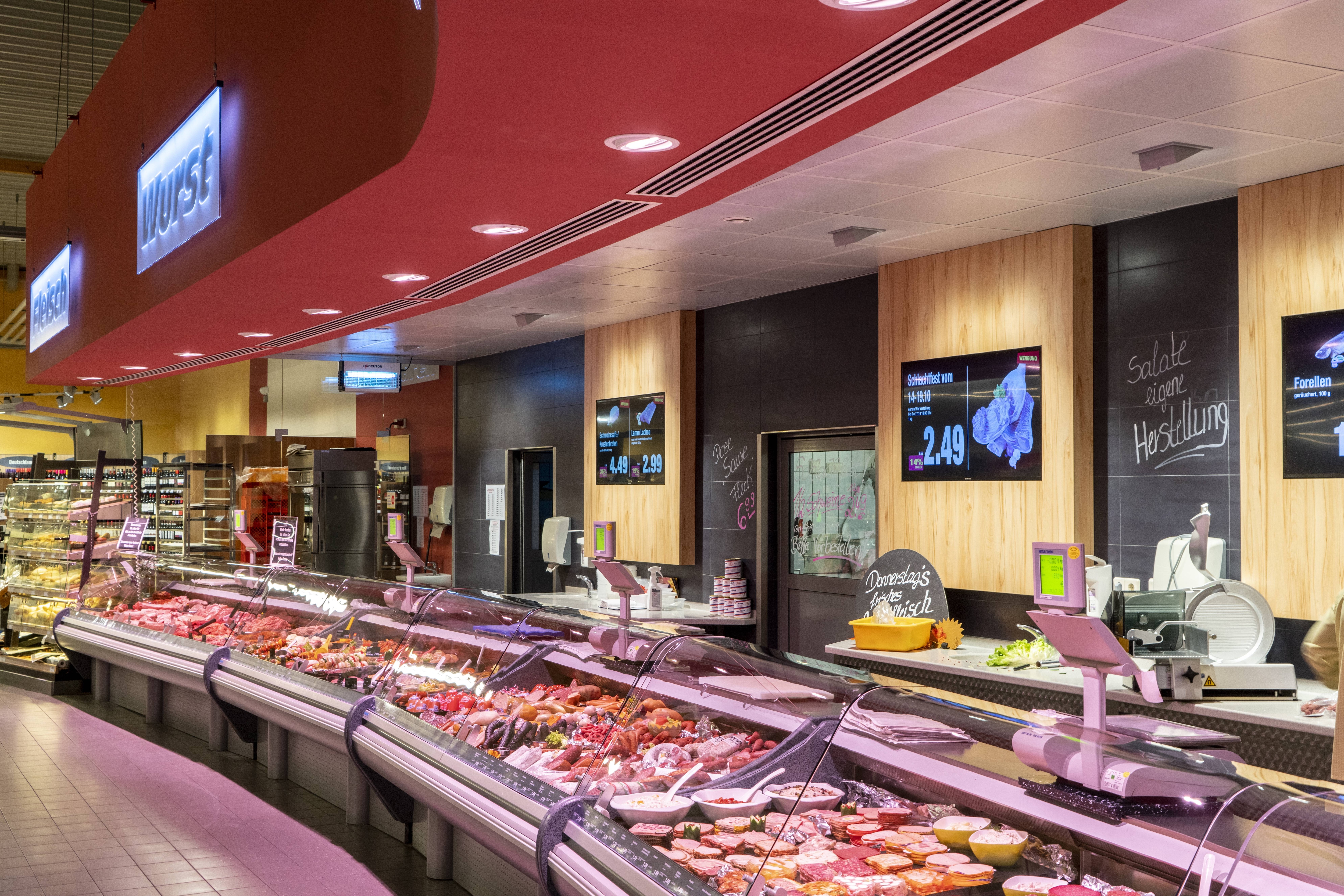 Die Frischetheke eines EDEKA-Marktes.