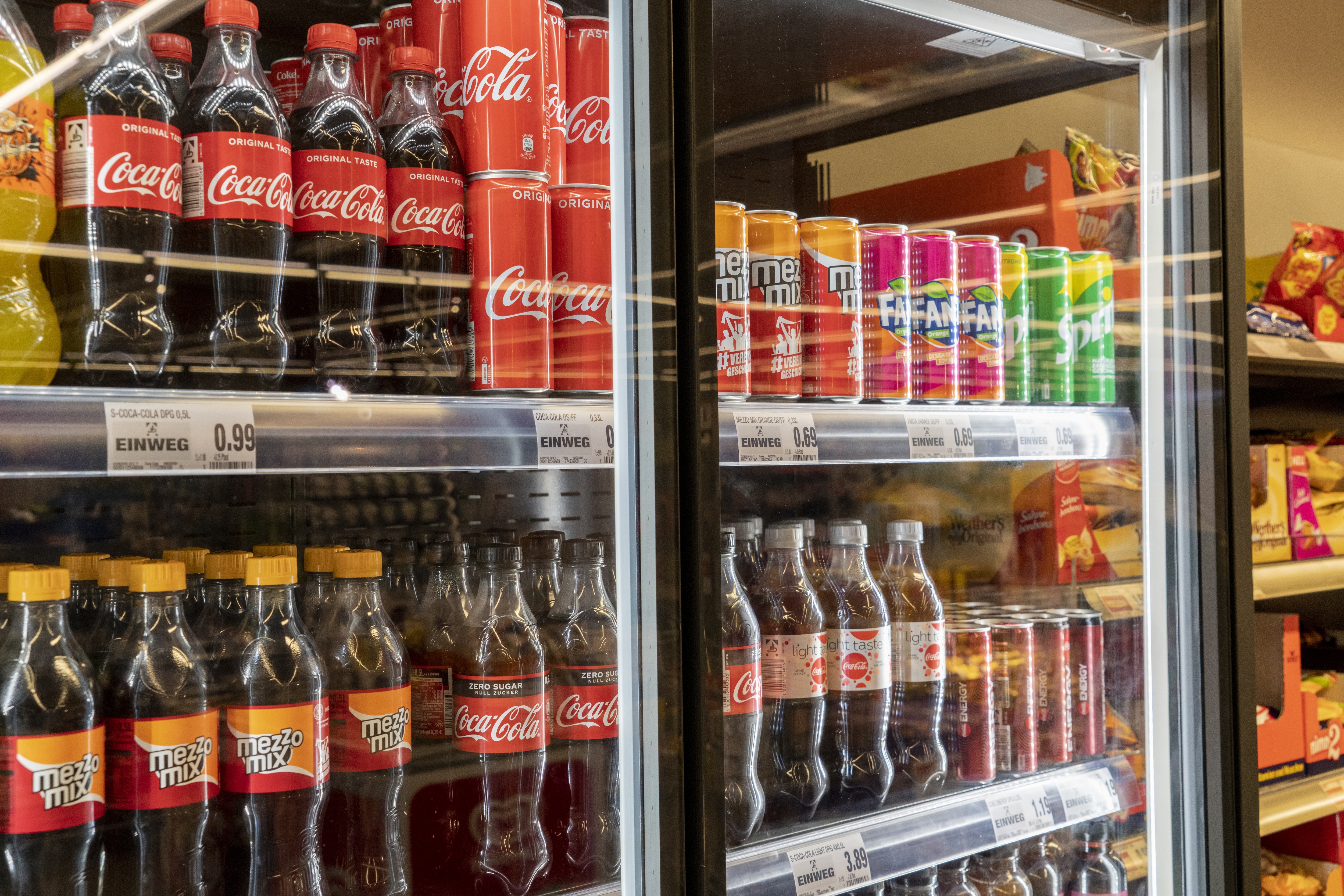 Ein Kühlregal mit Softdrinks.