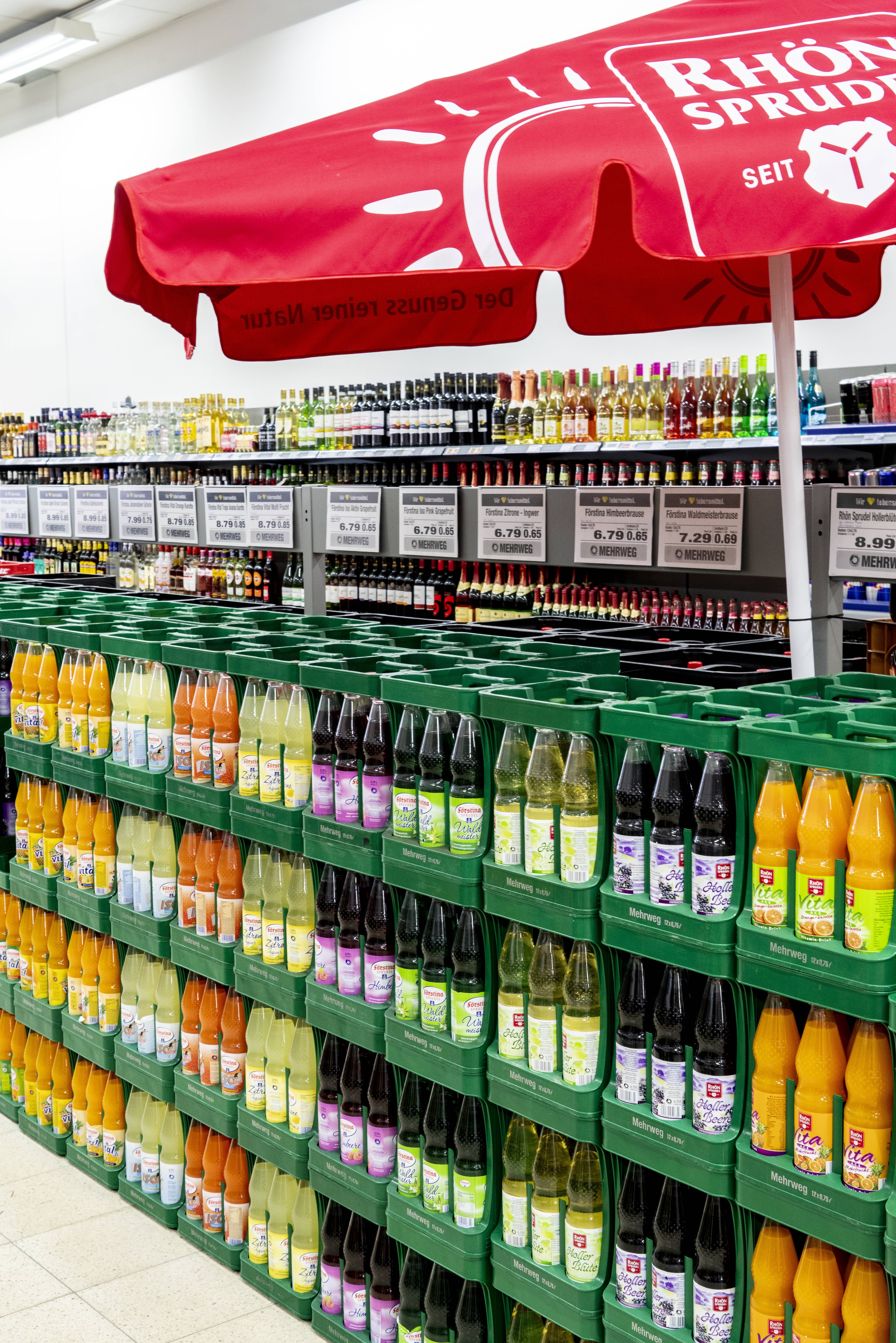 Die Getränkeabteilung eines EDEKA-Marktes.
