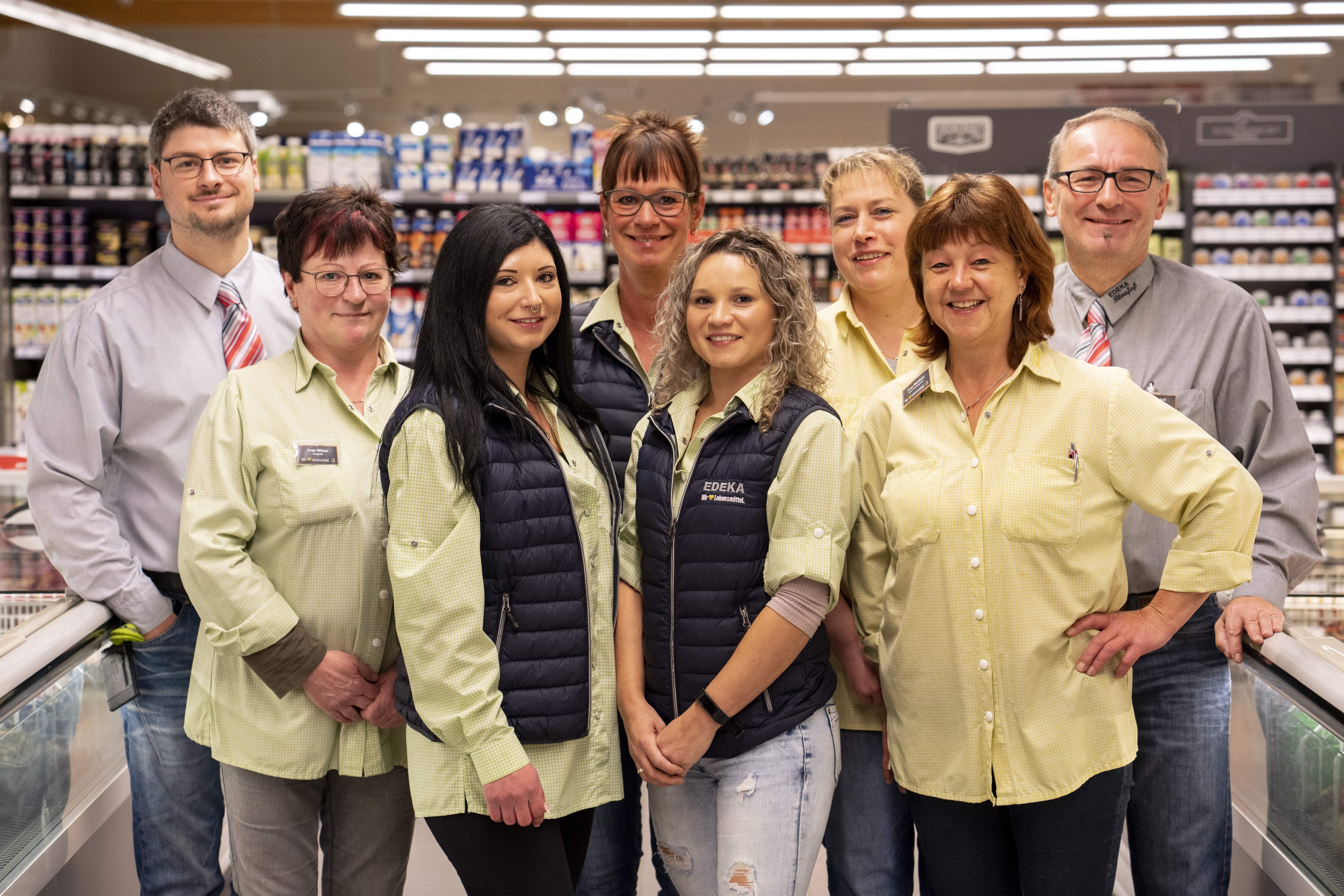 Ein Gruppenbild der Mitarbeitenden eines EDEKA-Marktes.