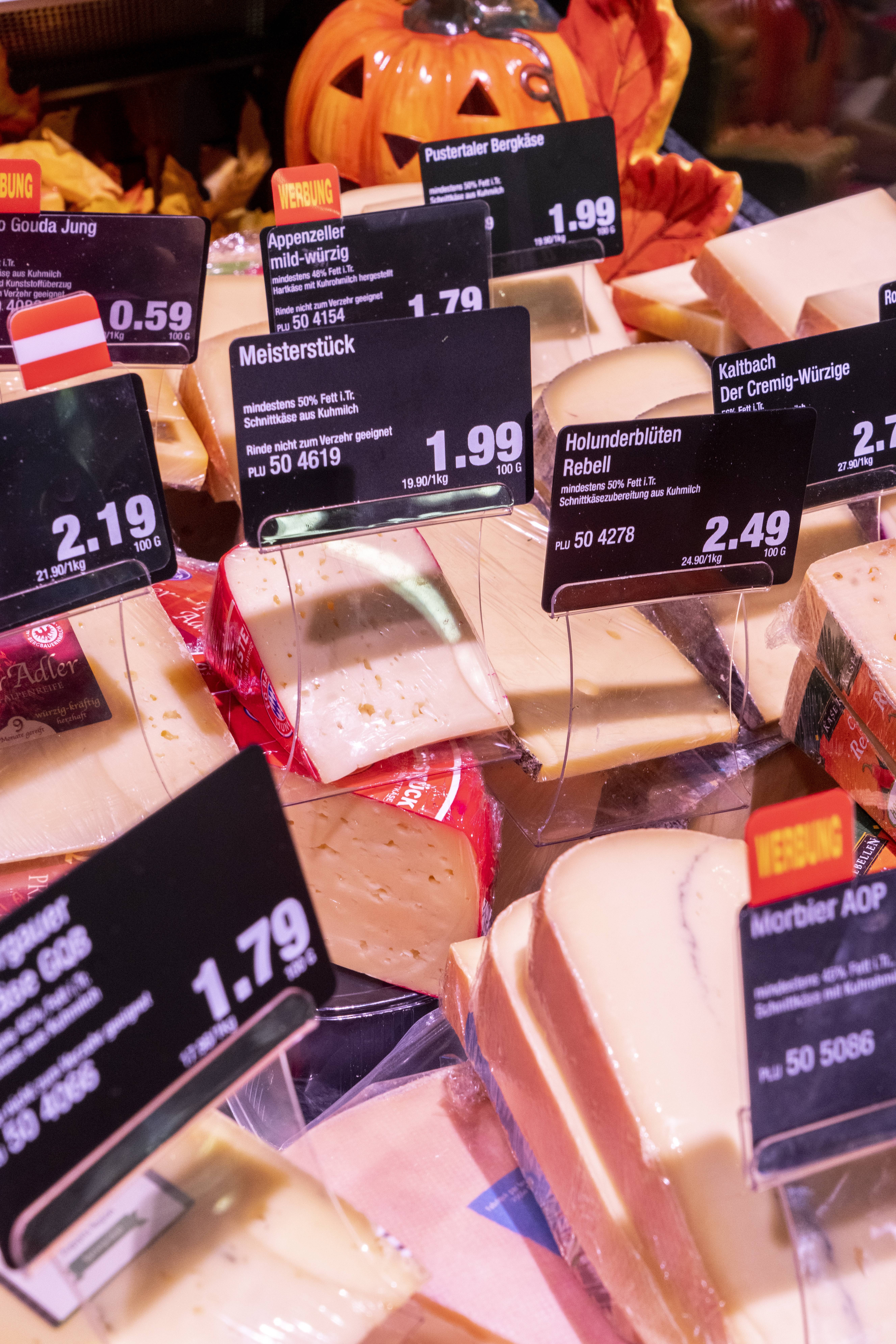 Ein Ausschnitt der Auslage einer Käsetheke.