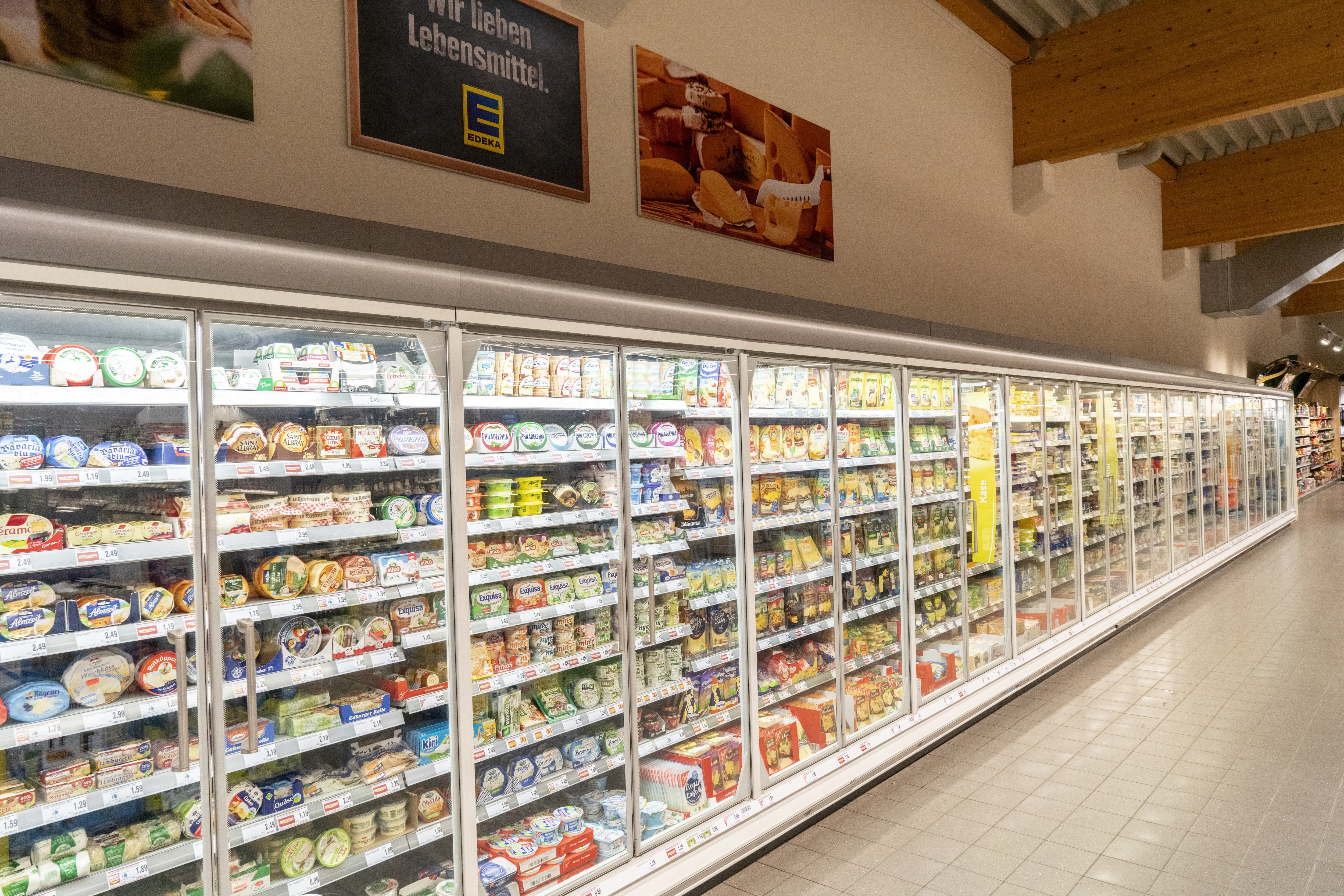 Ein Kühlregal mit Molkereiprodukten.