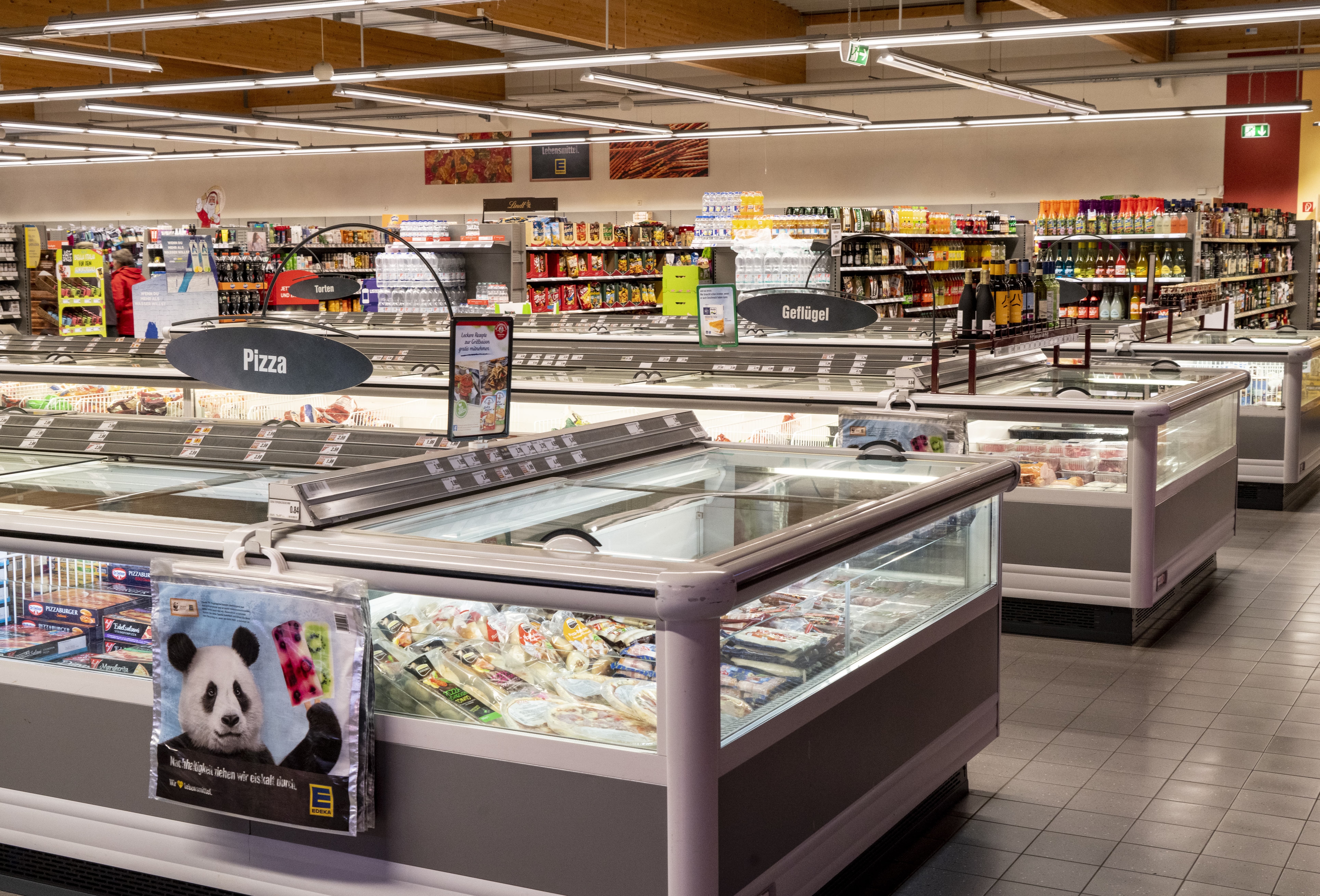 Ein Überblick der Tiefkühlabteilung eines EDEKA-Marktes.