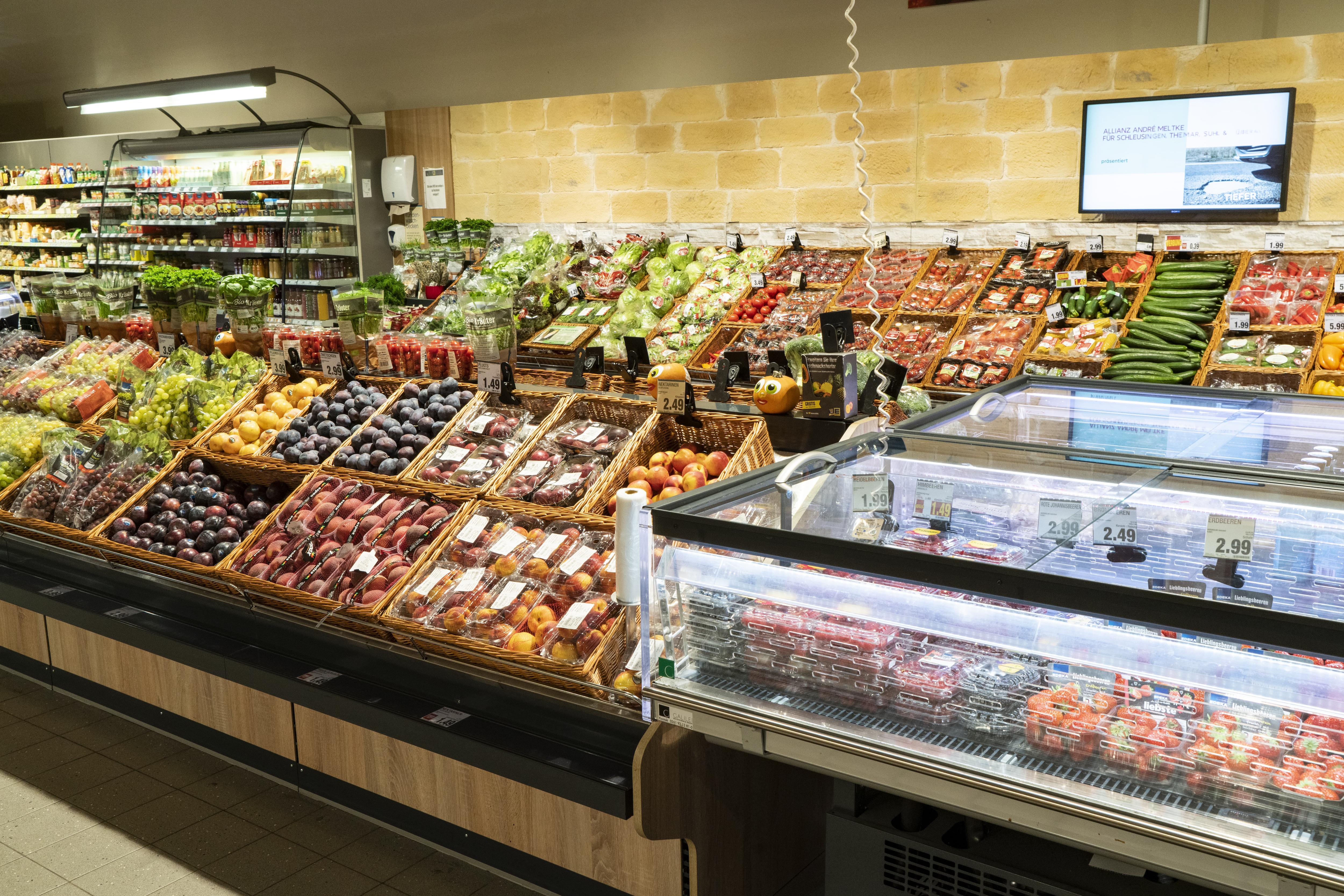 Die Obst- und Gemüseabteilung eines EDEKA-Marktes.