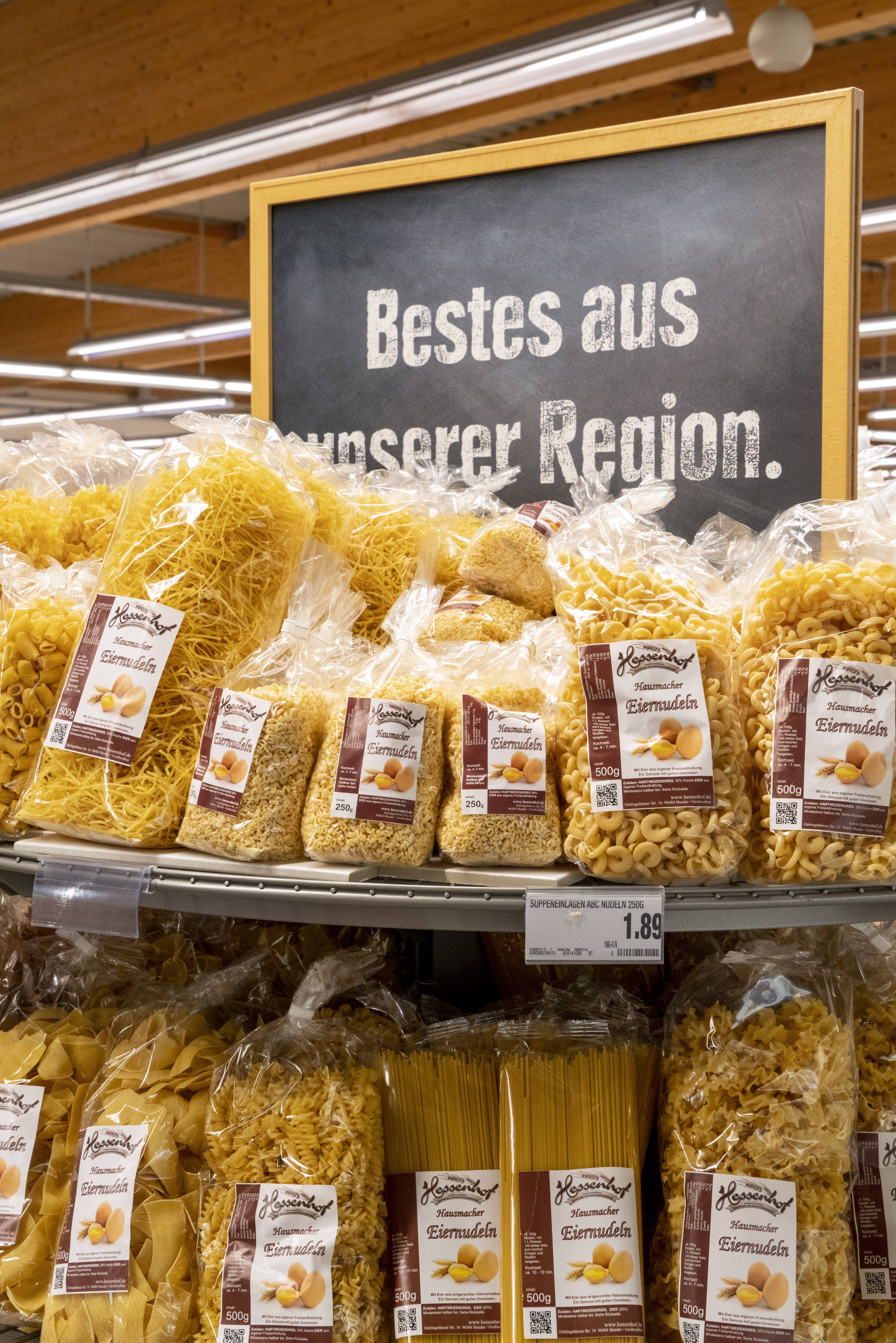 Verschiedene Sorten von Eiernudeln in einem Regal.