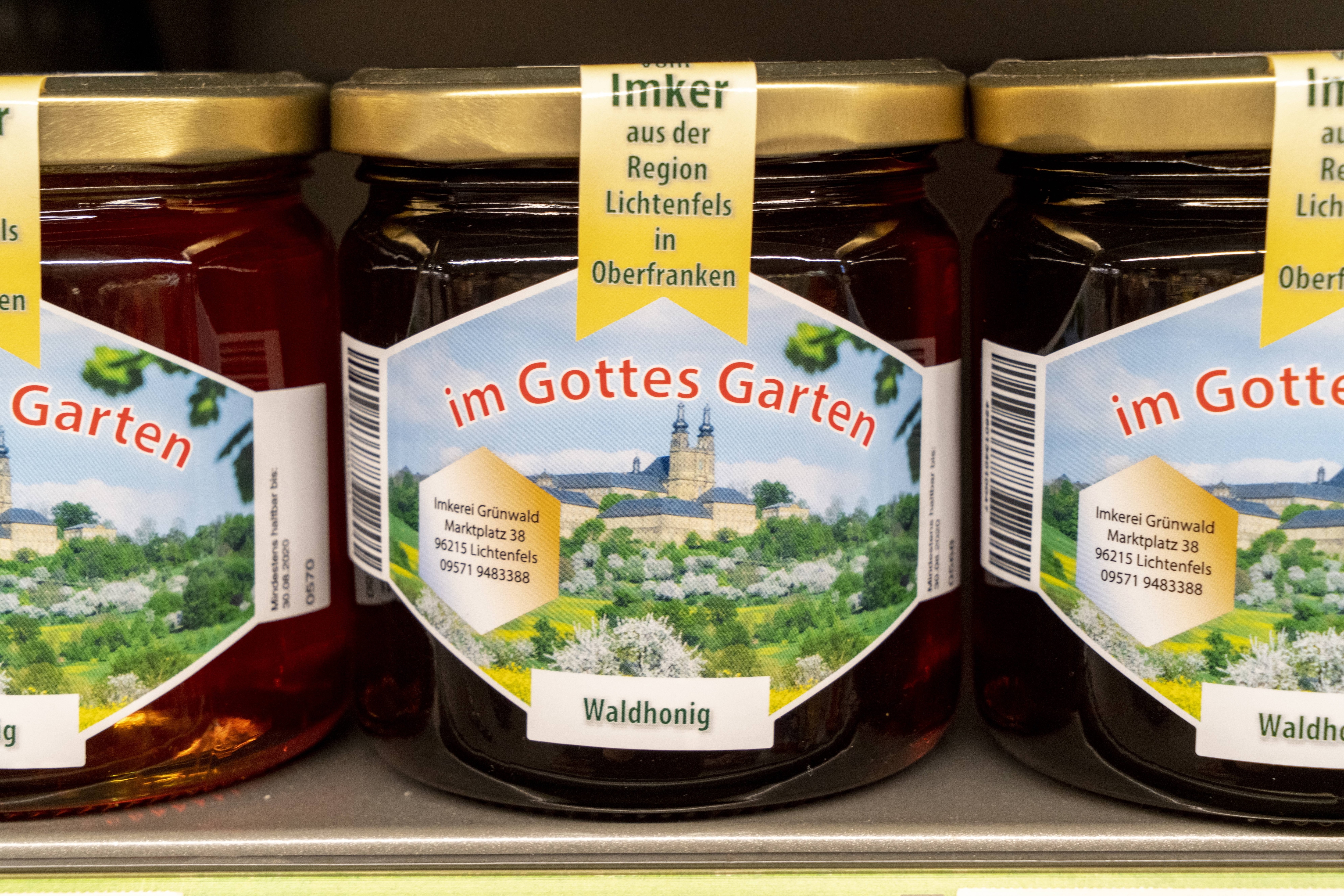 Nahaufnahme eines Glas regionalem Honigs.