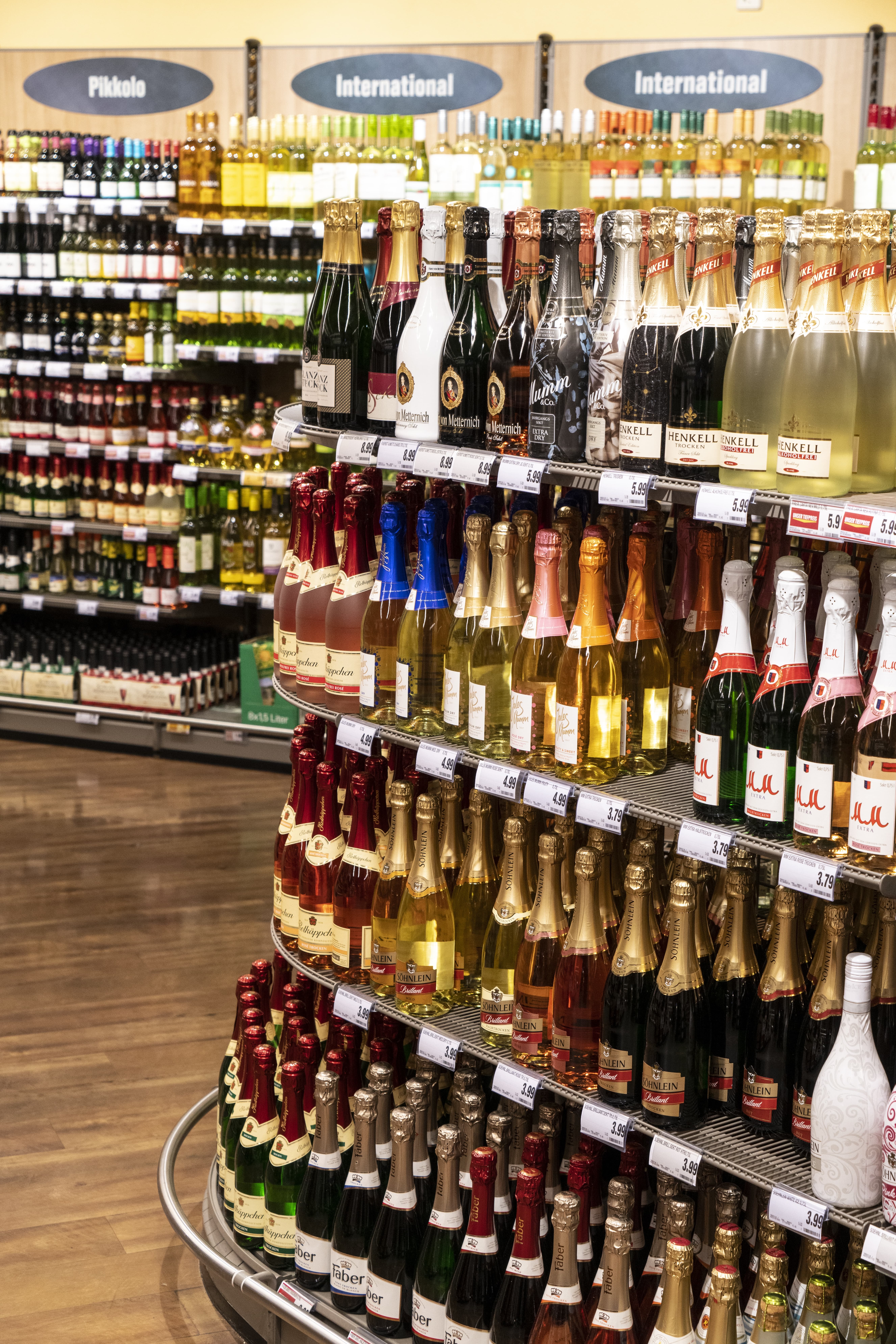 Ein Regal mit verschiedenen Sektflaschen.