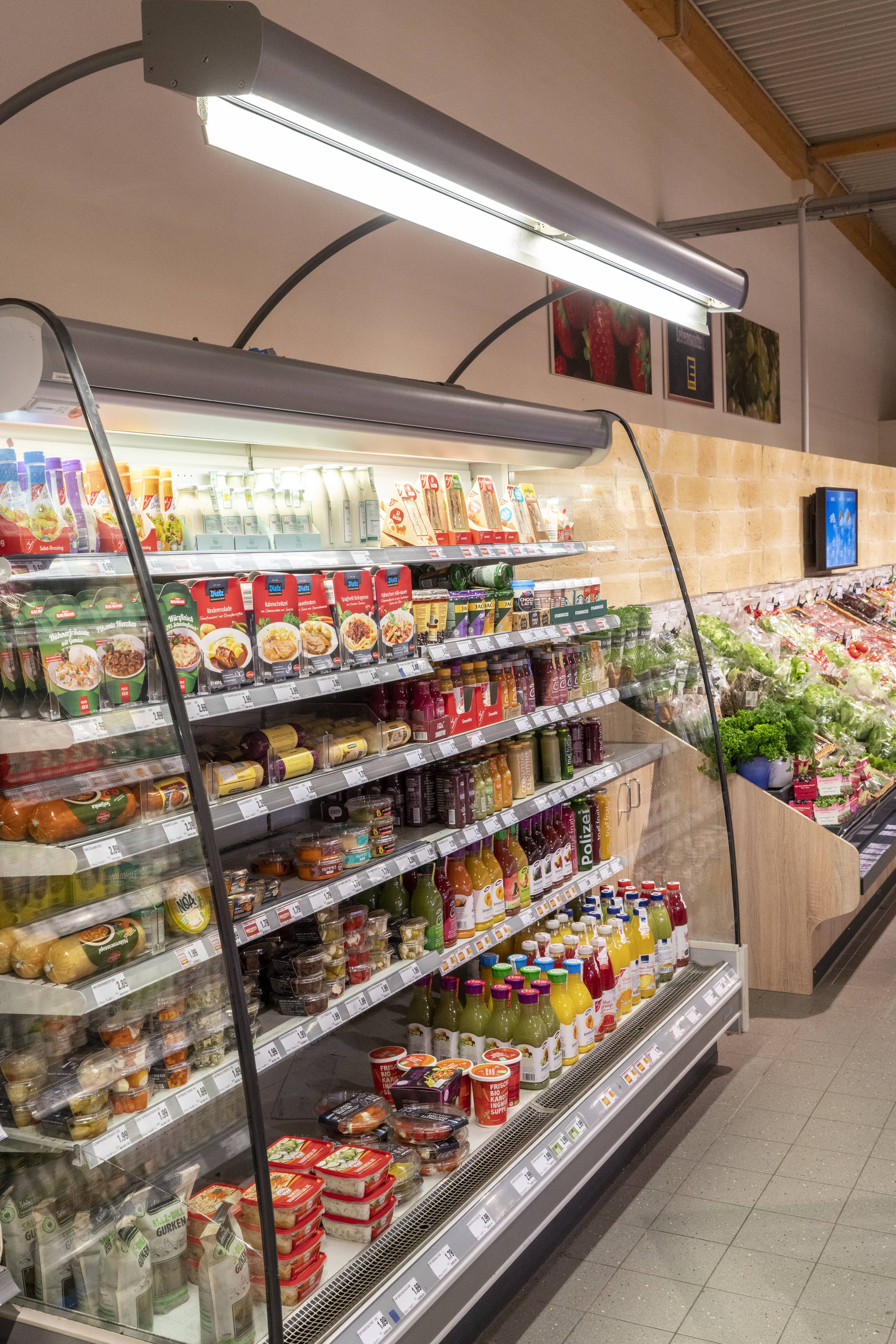 Ein Kühlregal mit Convenience-Produkten.