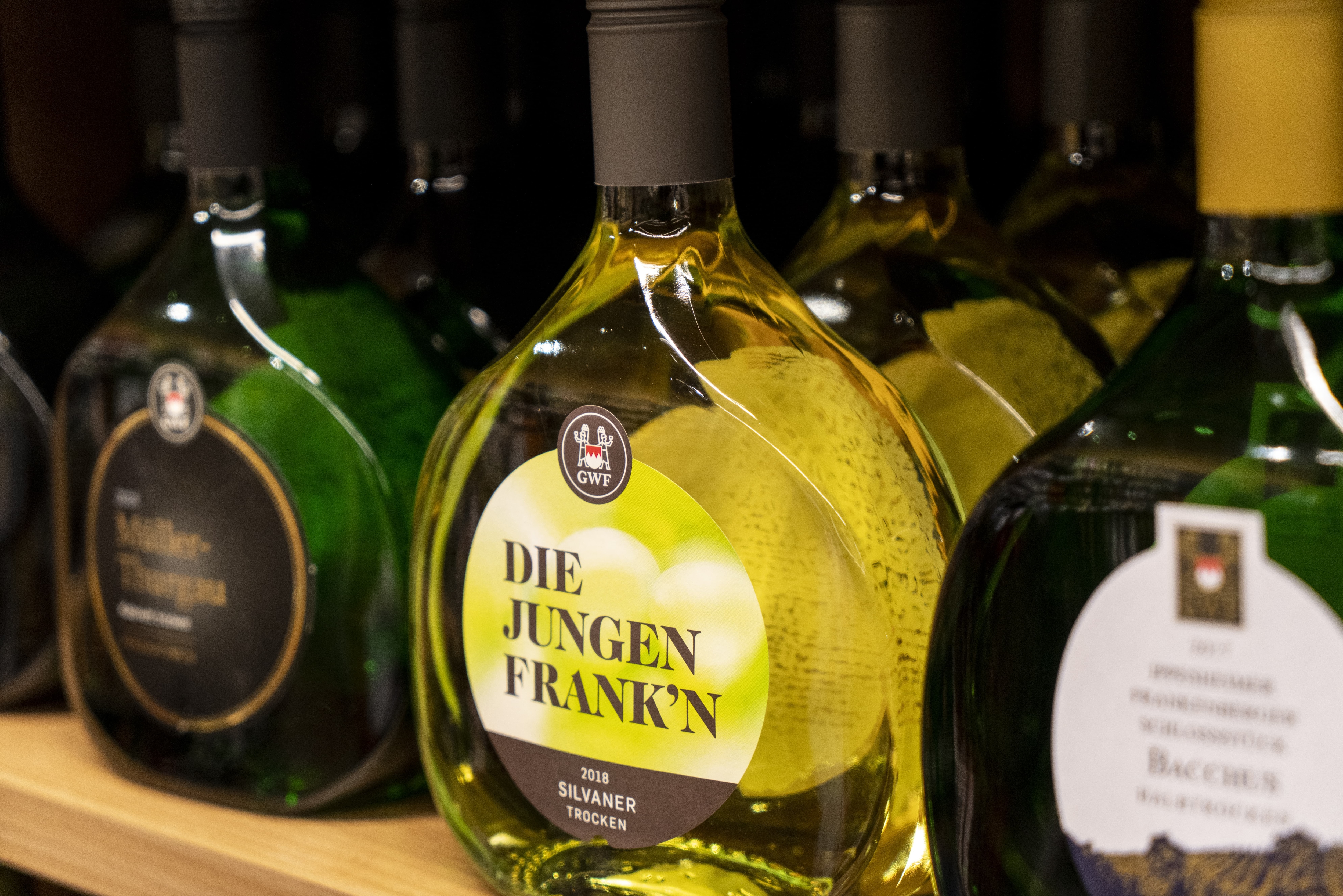Eine Flasche Wein auf Franken in der Nahaufnahme.