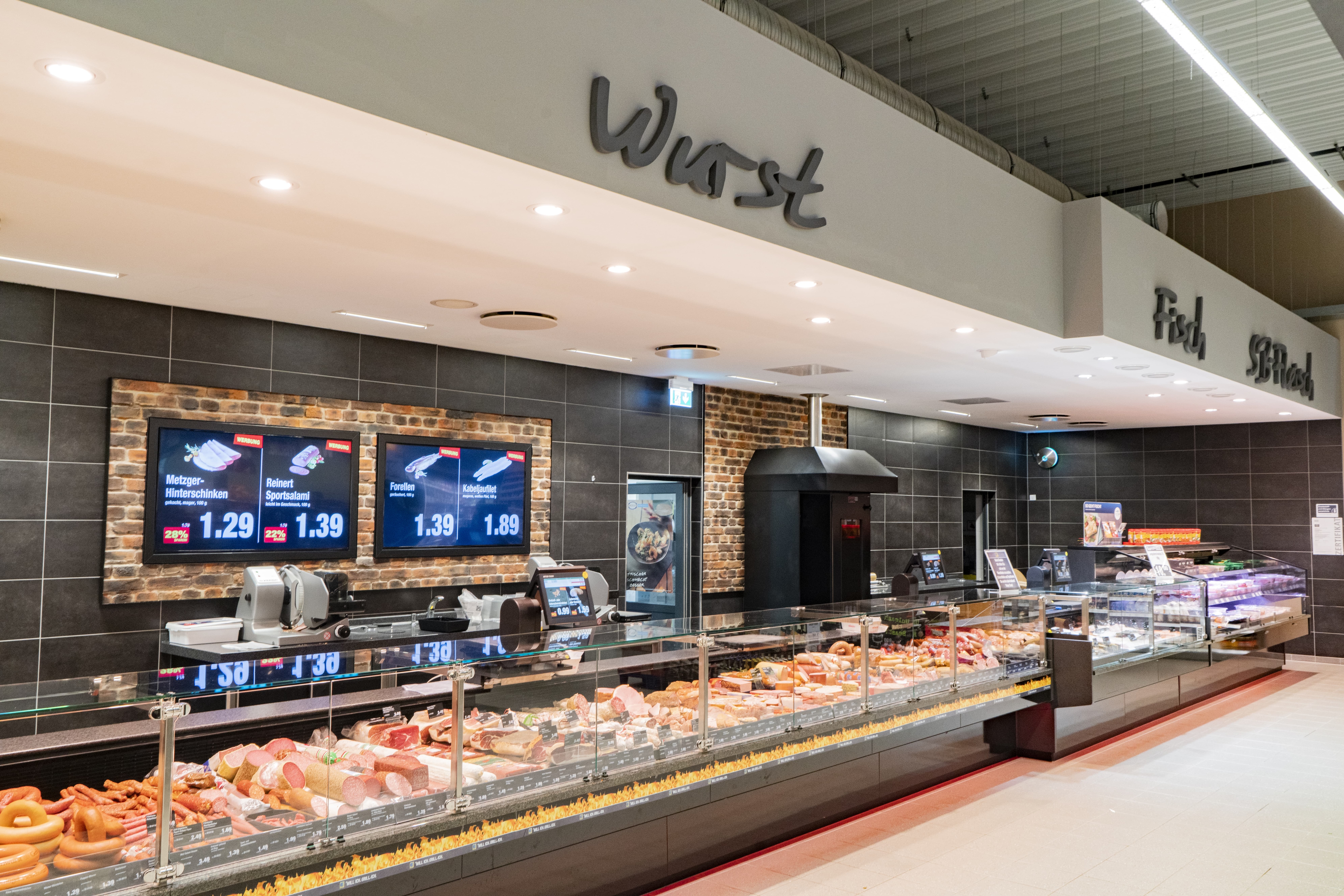 Die Frischetheke eines Edeka-Marktes in der Totalen.