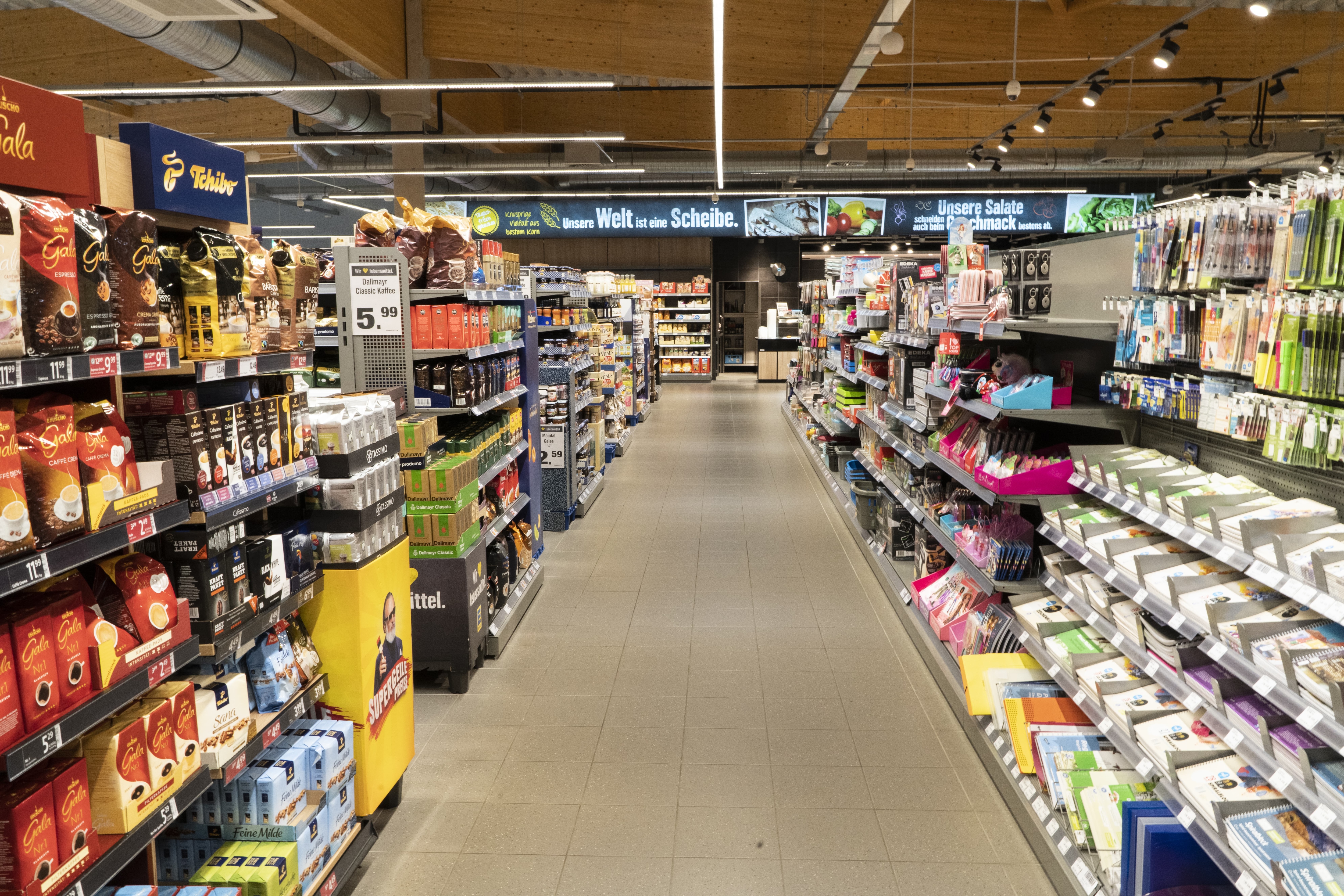 Ein Gang in einem Edeka-Markt