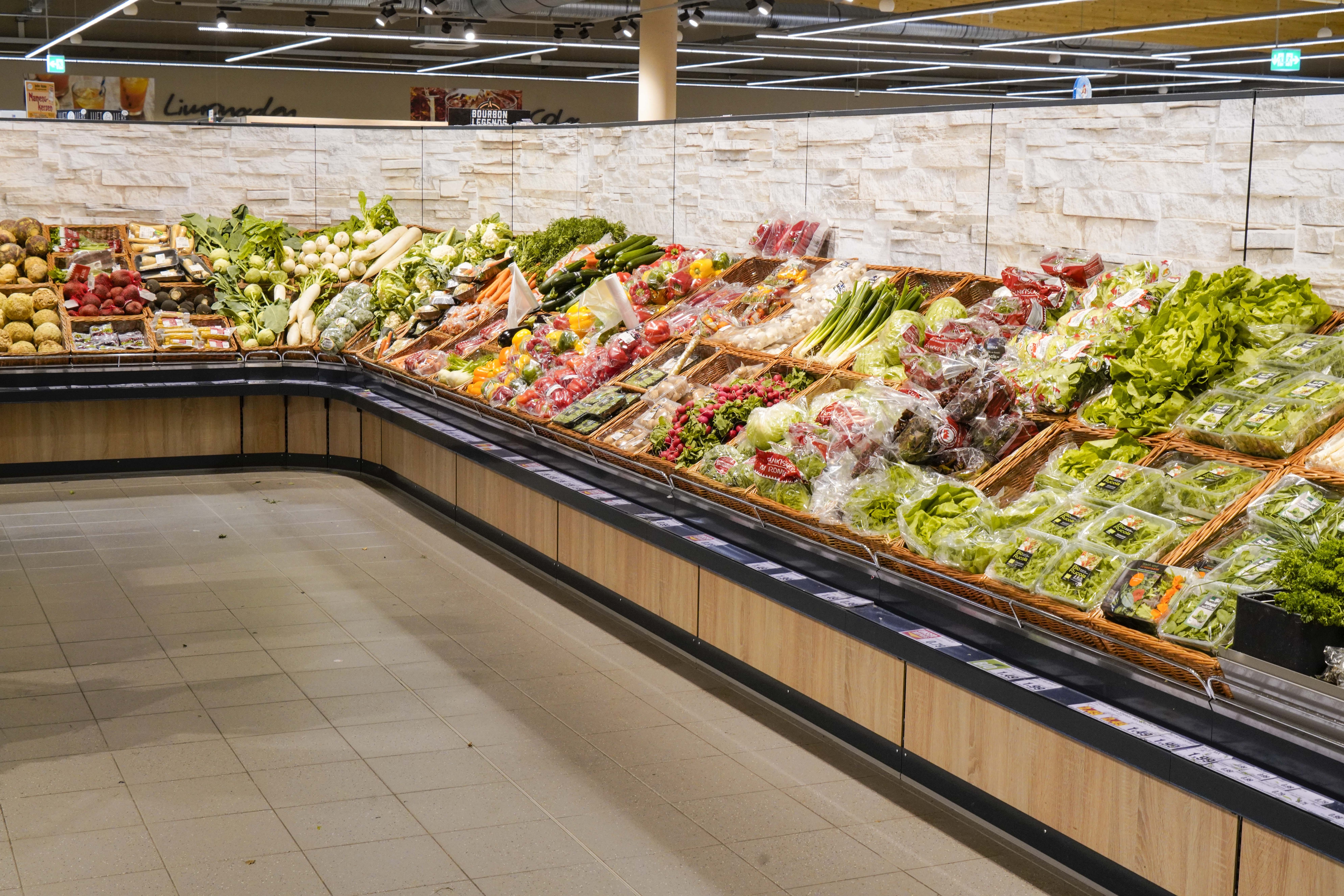 Die Gemüseabteilung in einem Edeka.