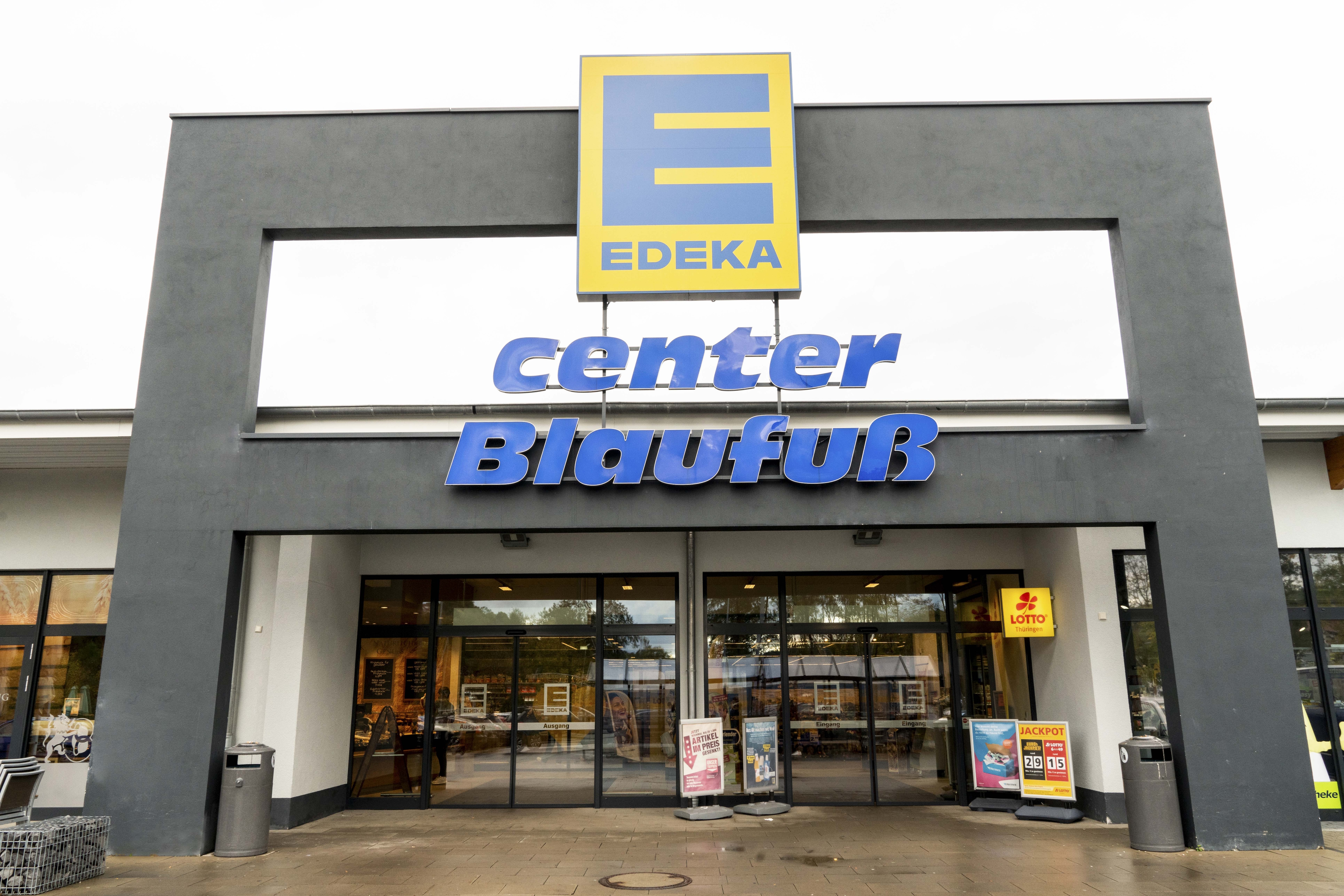 Der Eingangsbereich eines Edeka-Centers von außen.