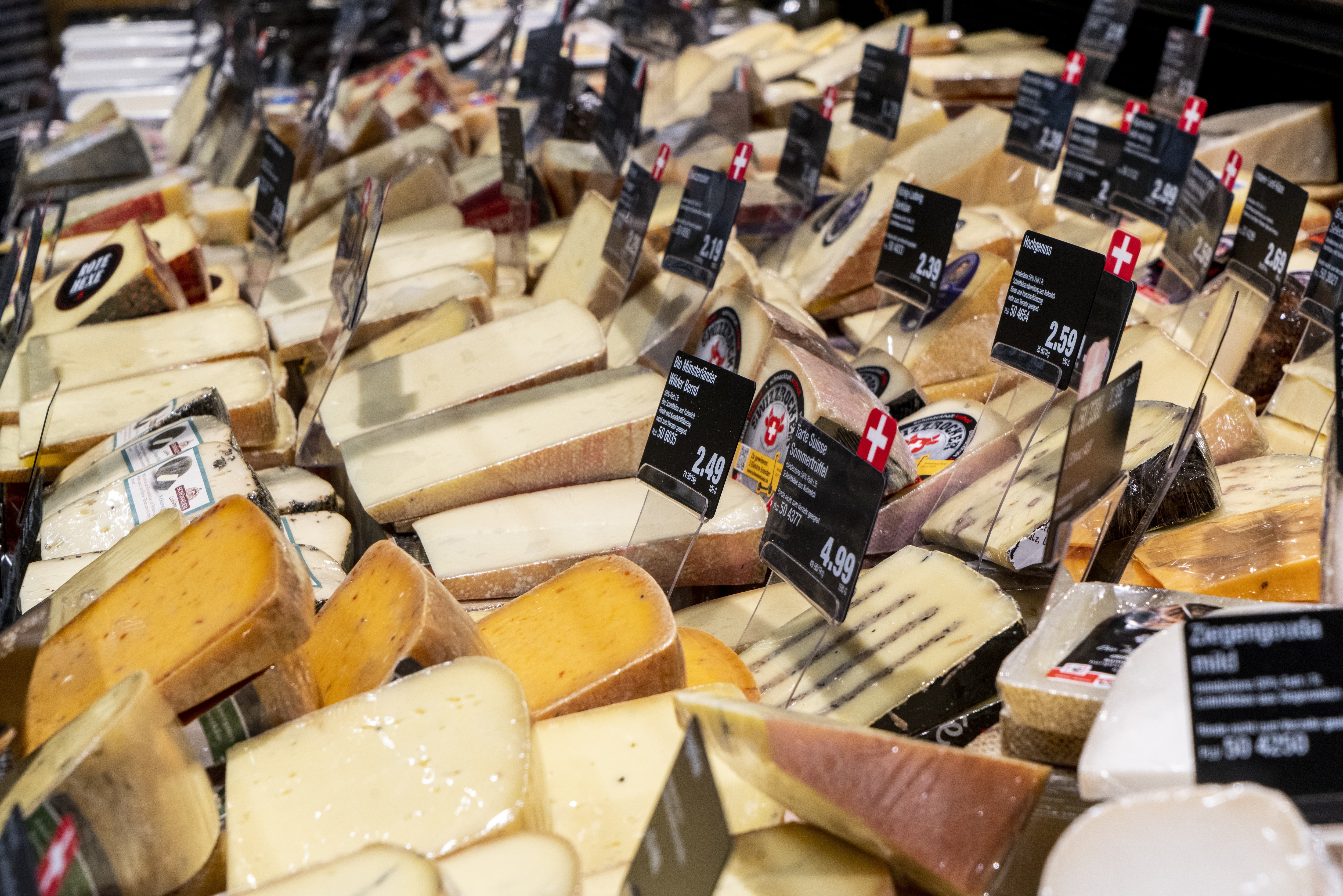 Verschiedene Käsesorten in einer Theke.
