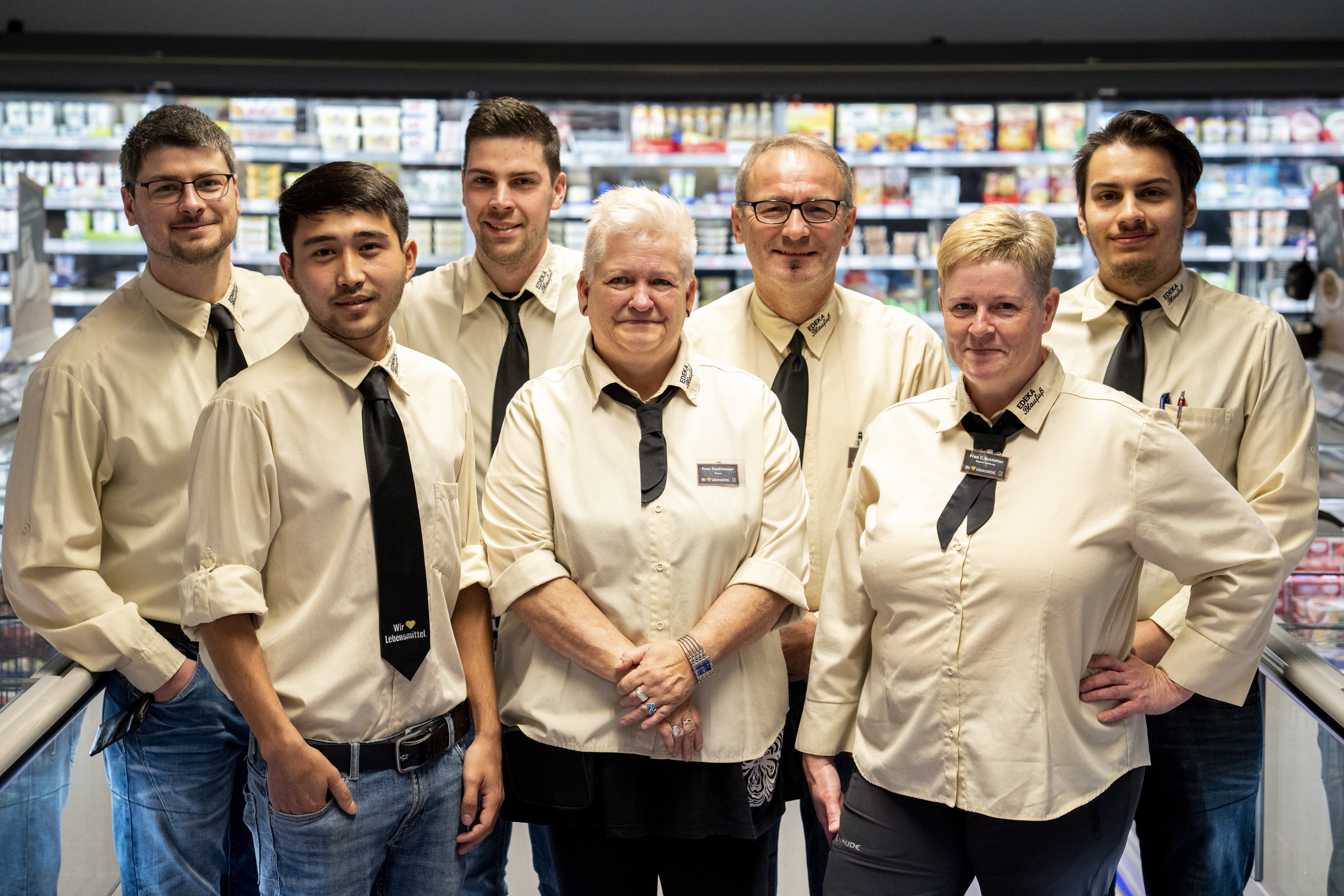 Die Mitarbeitenden eines Edeka-Marktes.