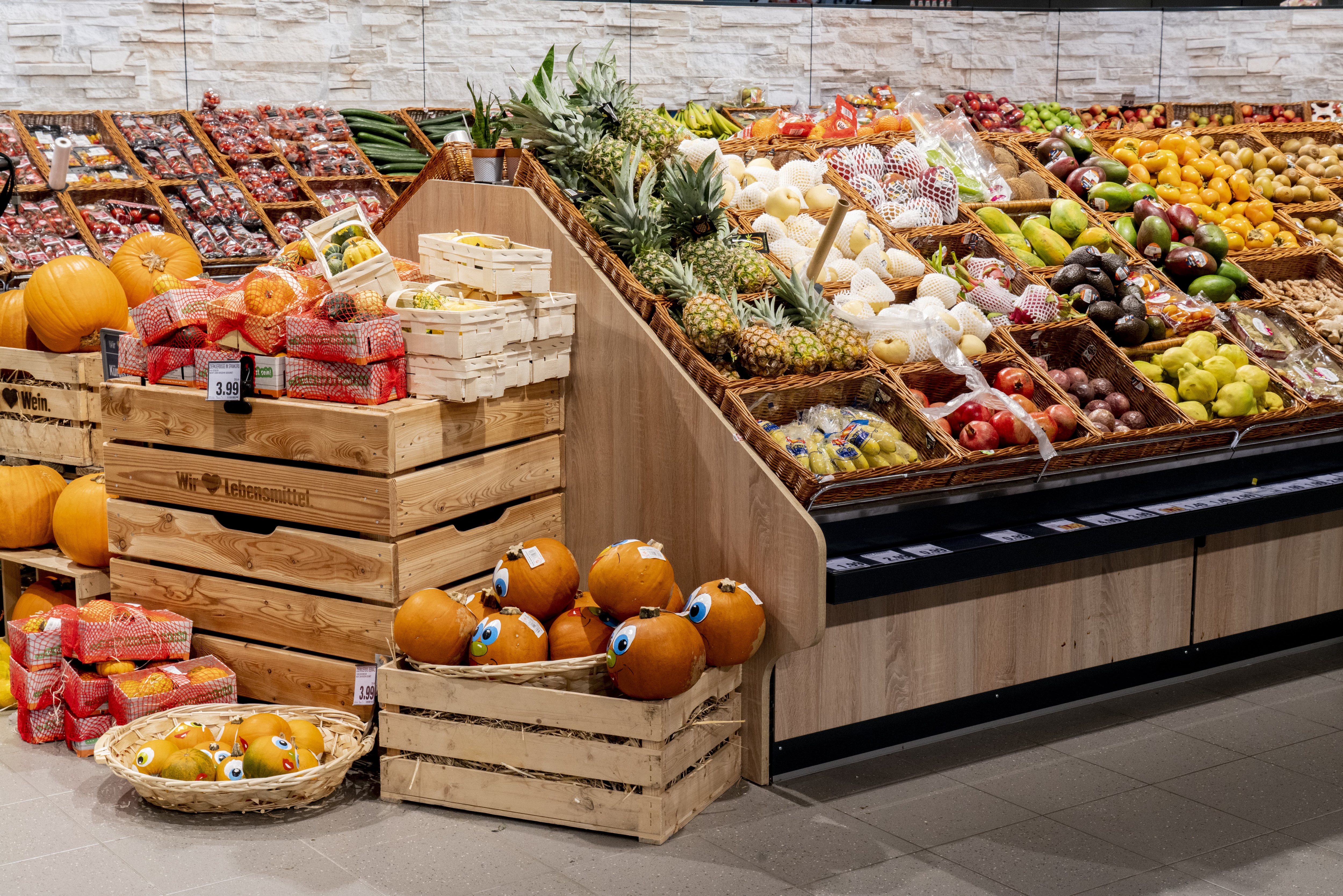 Die Obst- und Gemüseabteilung eines Edekas.