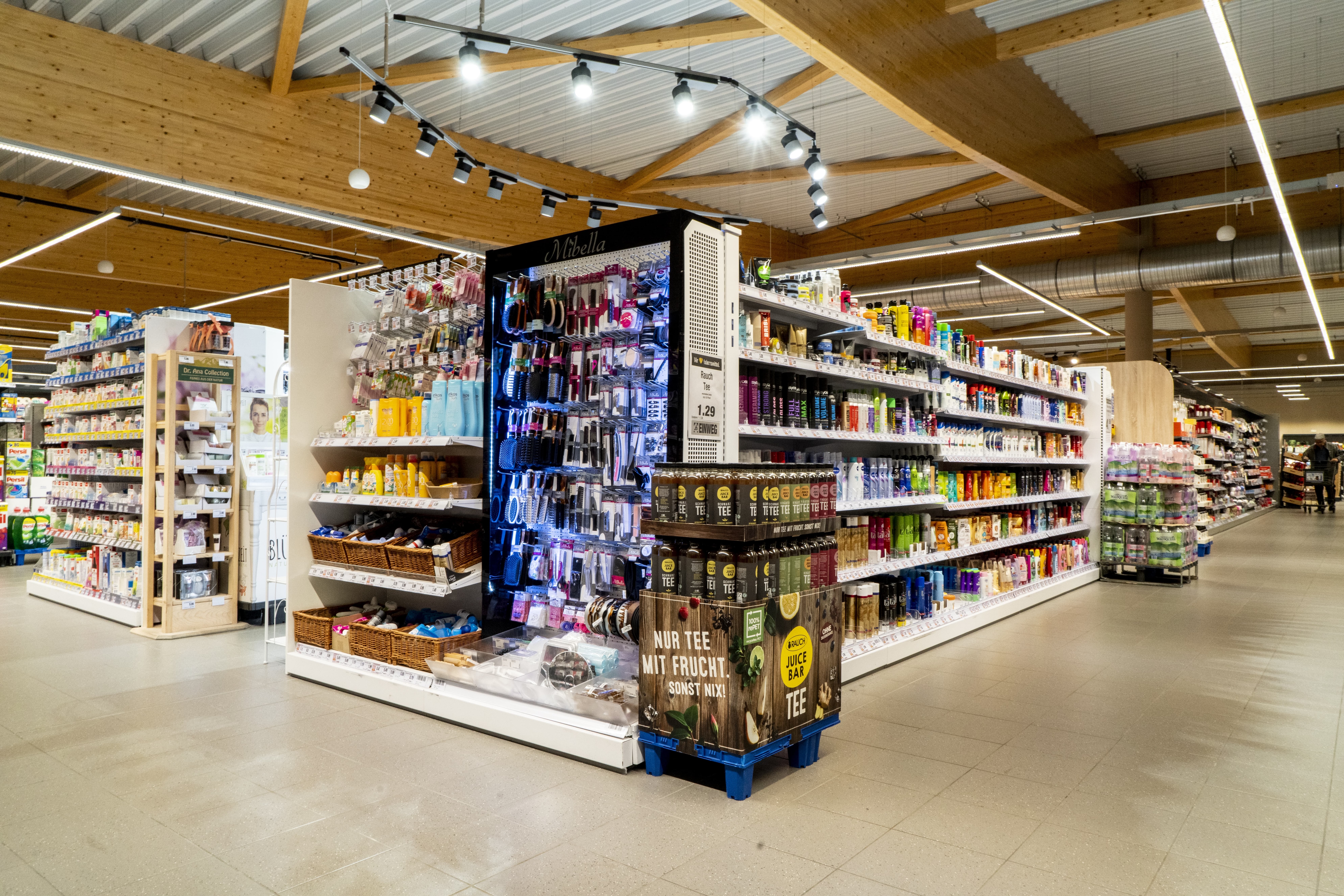 Ein Regal mit Hygieneprodukten in einem Edeka-Markt.