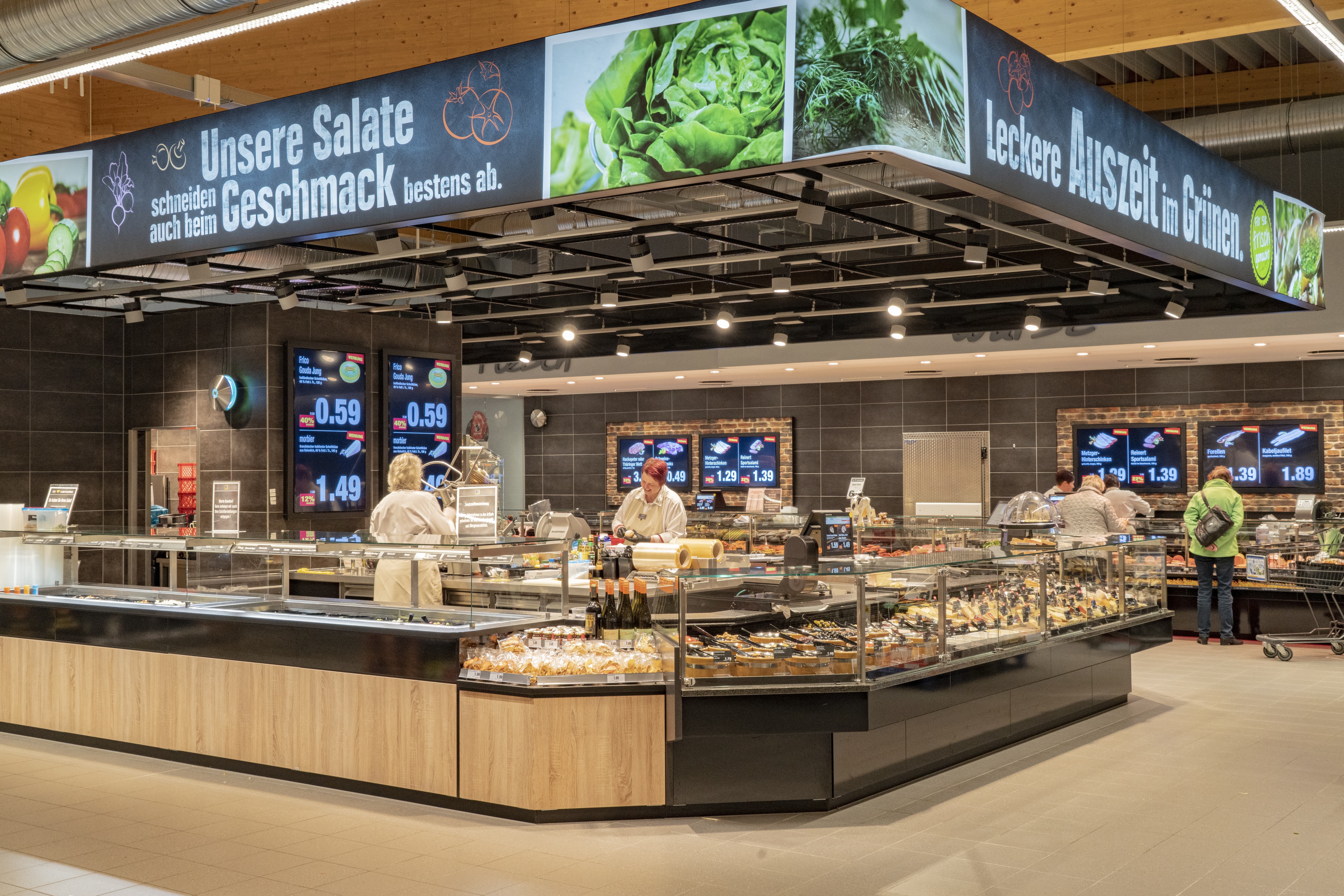 Die Salatbar eines Edeka-Marktes in der Totalen.