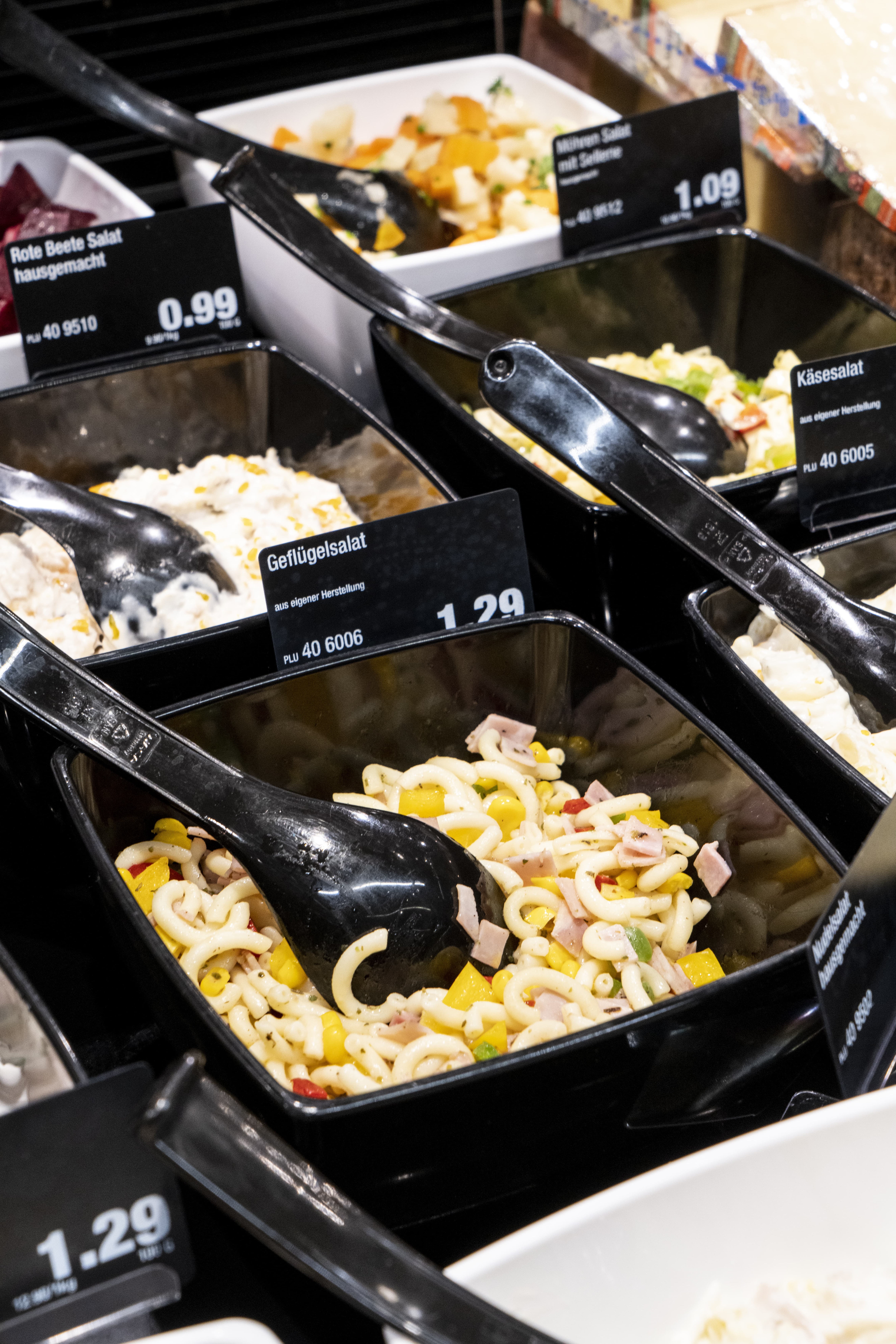 Verschiedene Salate in einer Frischetheke.