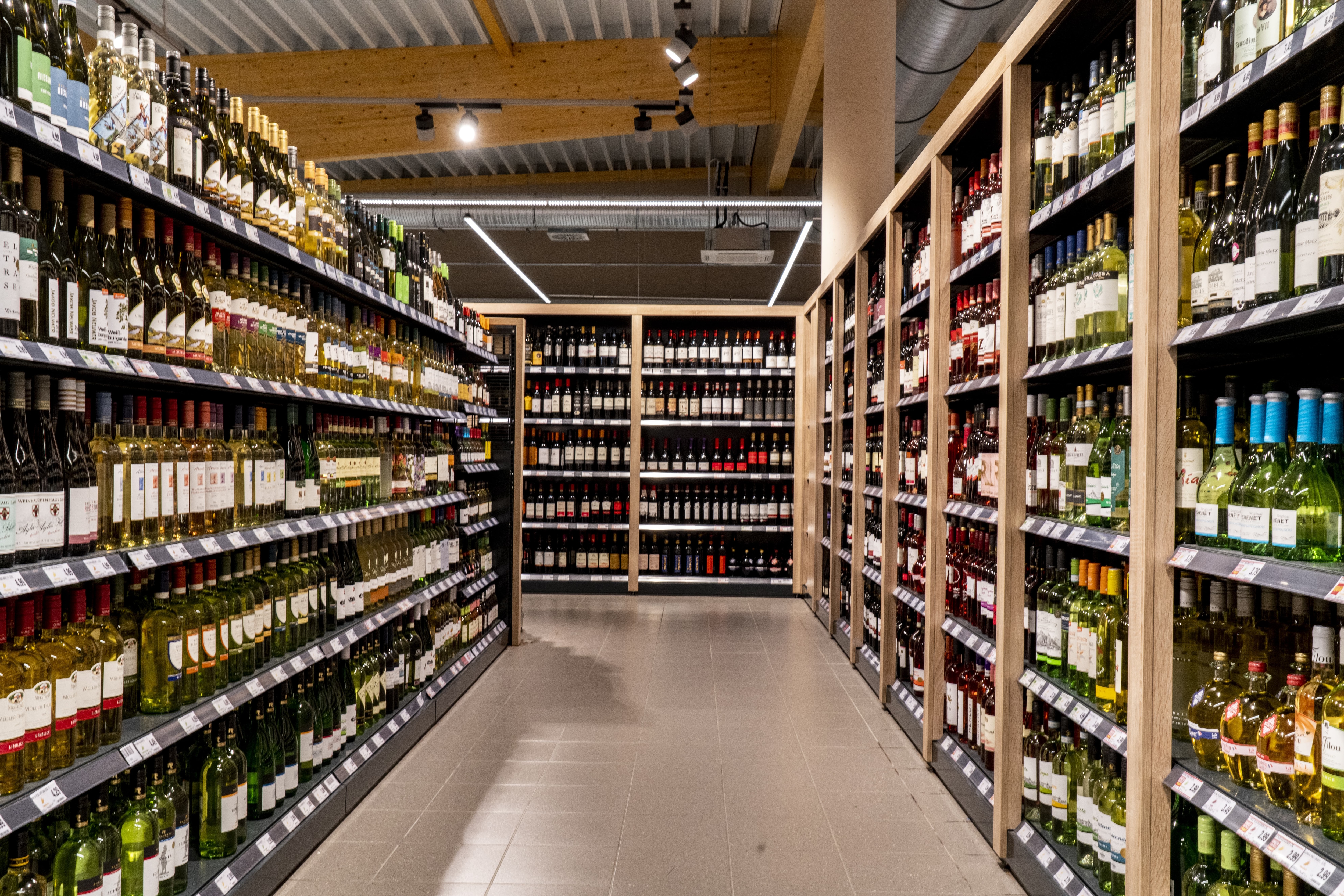 Regalreihen einer Weinabteilung eines Edeka-Marktes.