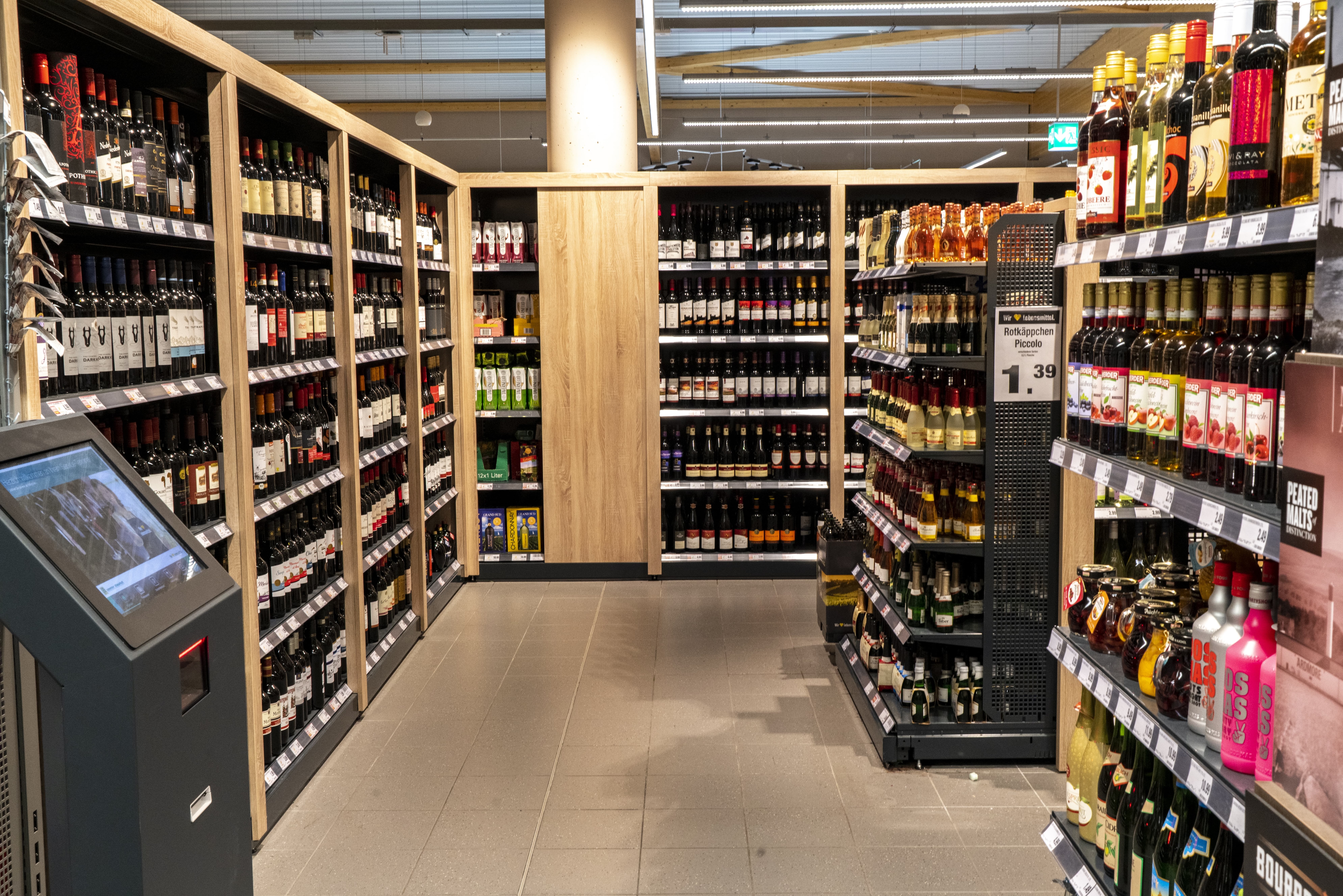 Dei Wein- und Spirituosenabteilung eines Edeka-Marktes.