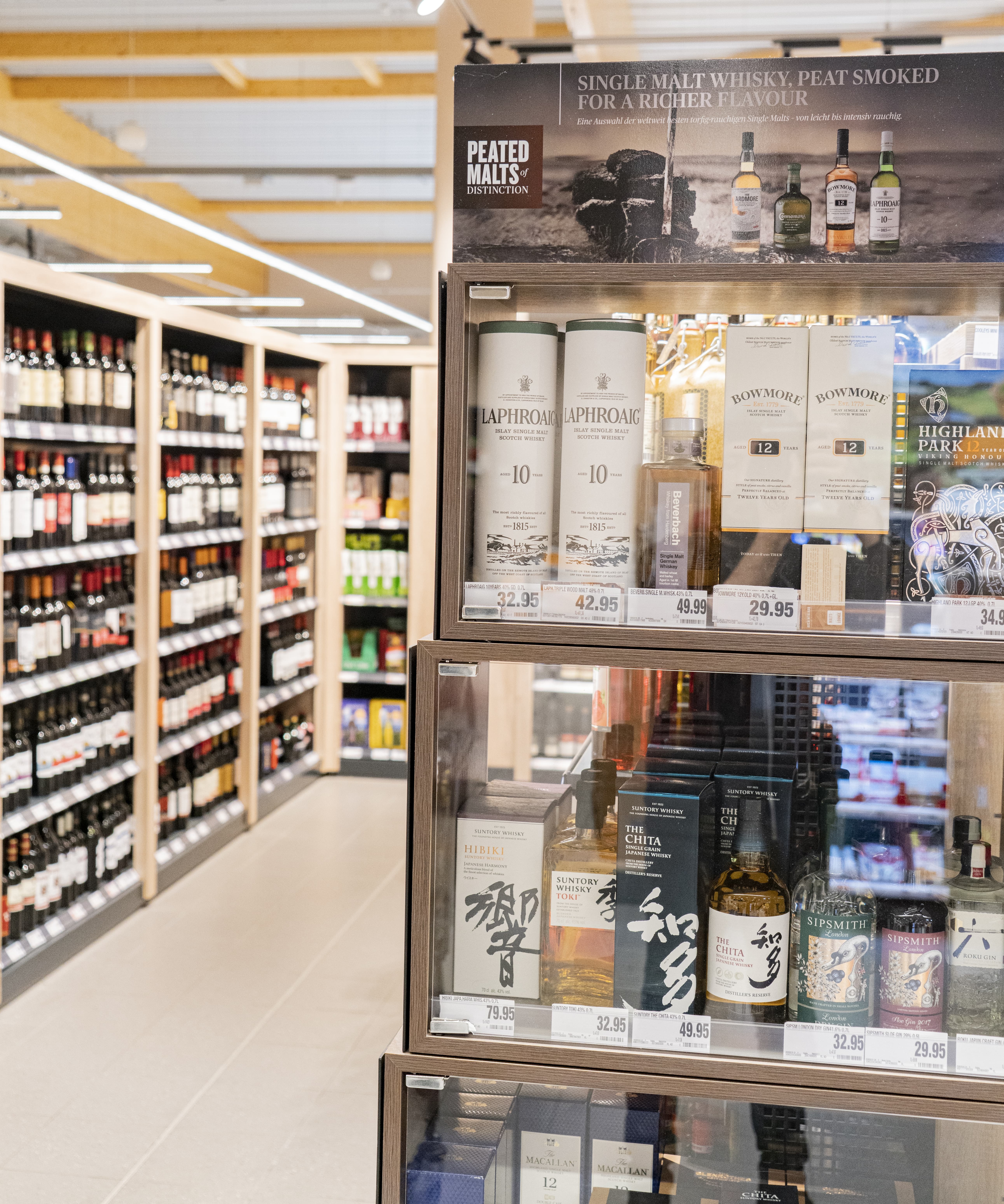 Ein Schrank mit Glastüren. Darin befinden sich verschiedene Sorten von Whisky.