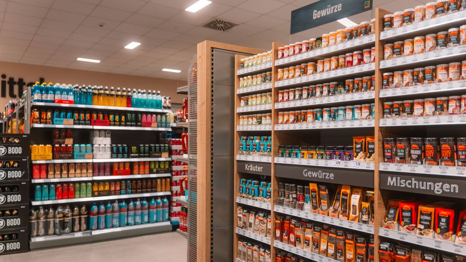 Regal mit Gewürzen hauptsächlich von der Marke Ostmann.