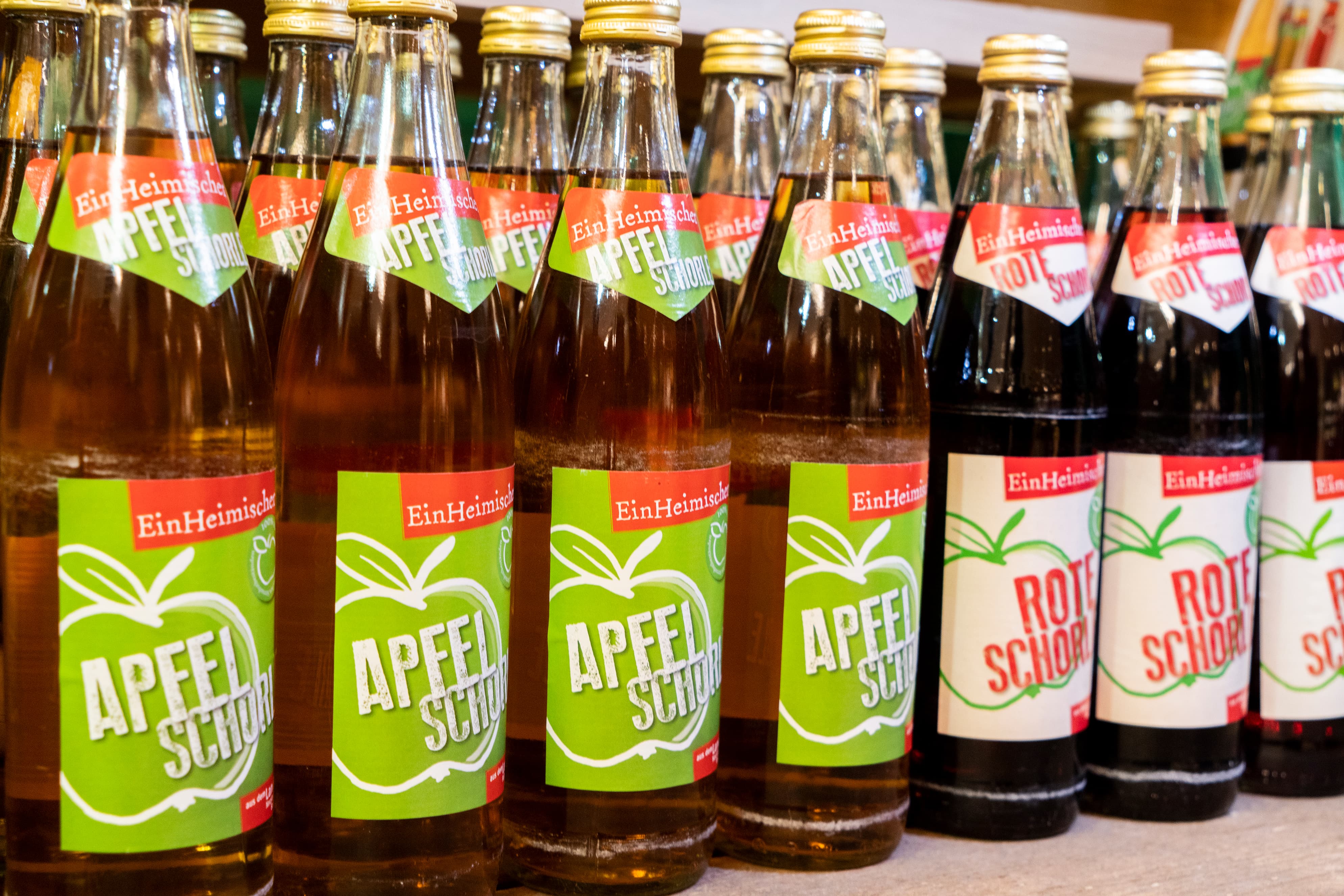 Close-Up einiger Apfelschorlen von einem regionalen Anbieter.