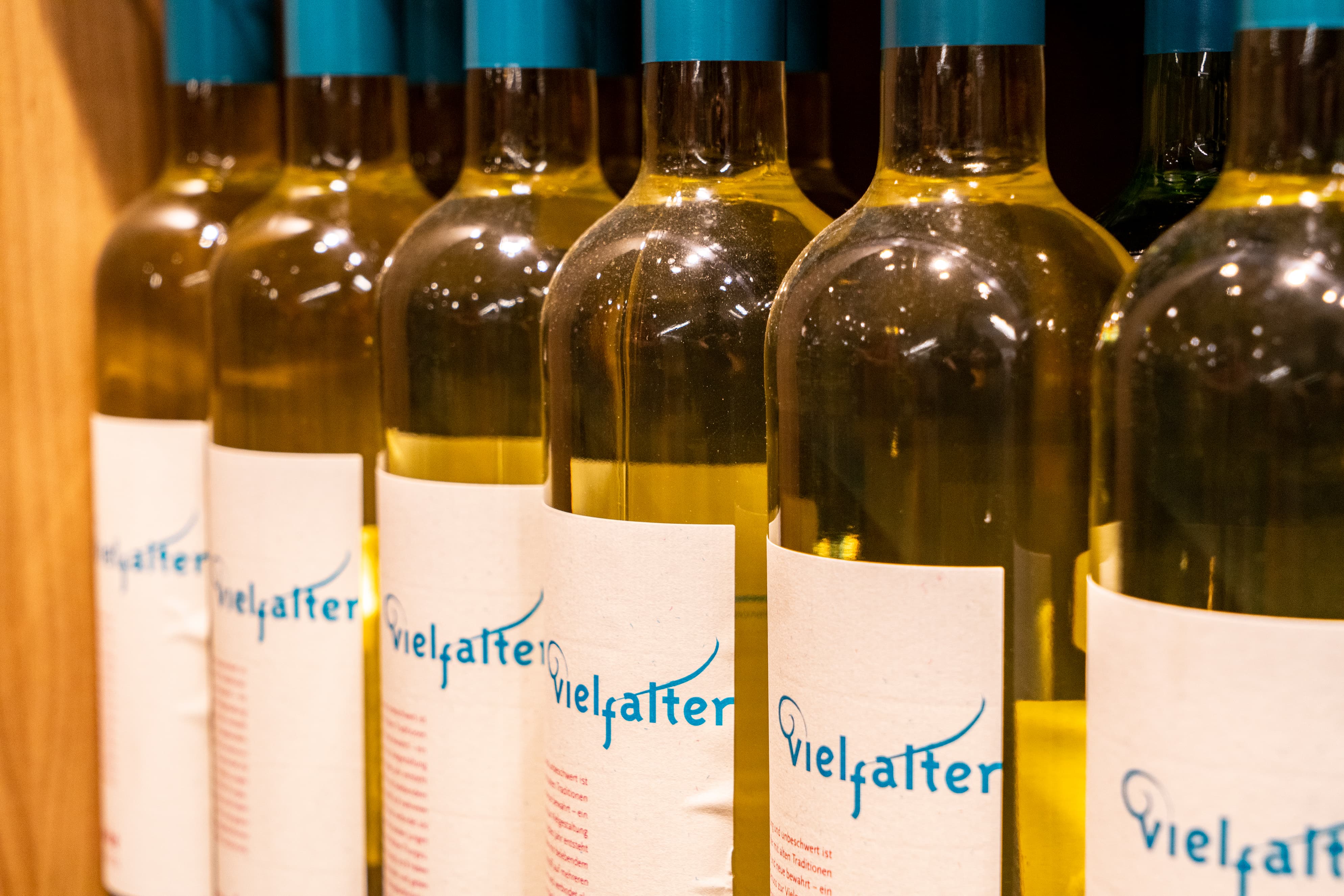 Close-Up einiger Weinflaschen der Sorte Vielfalter.