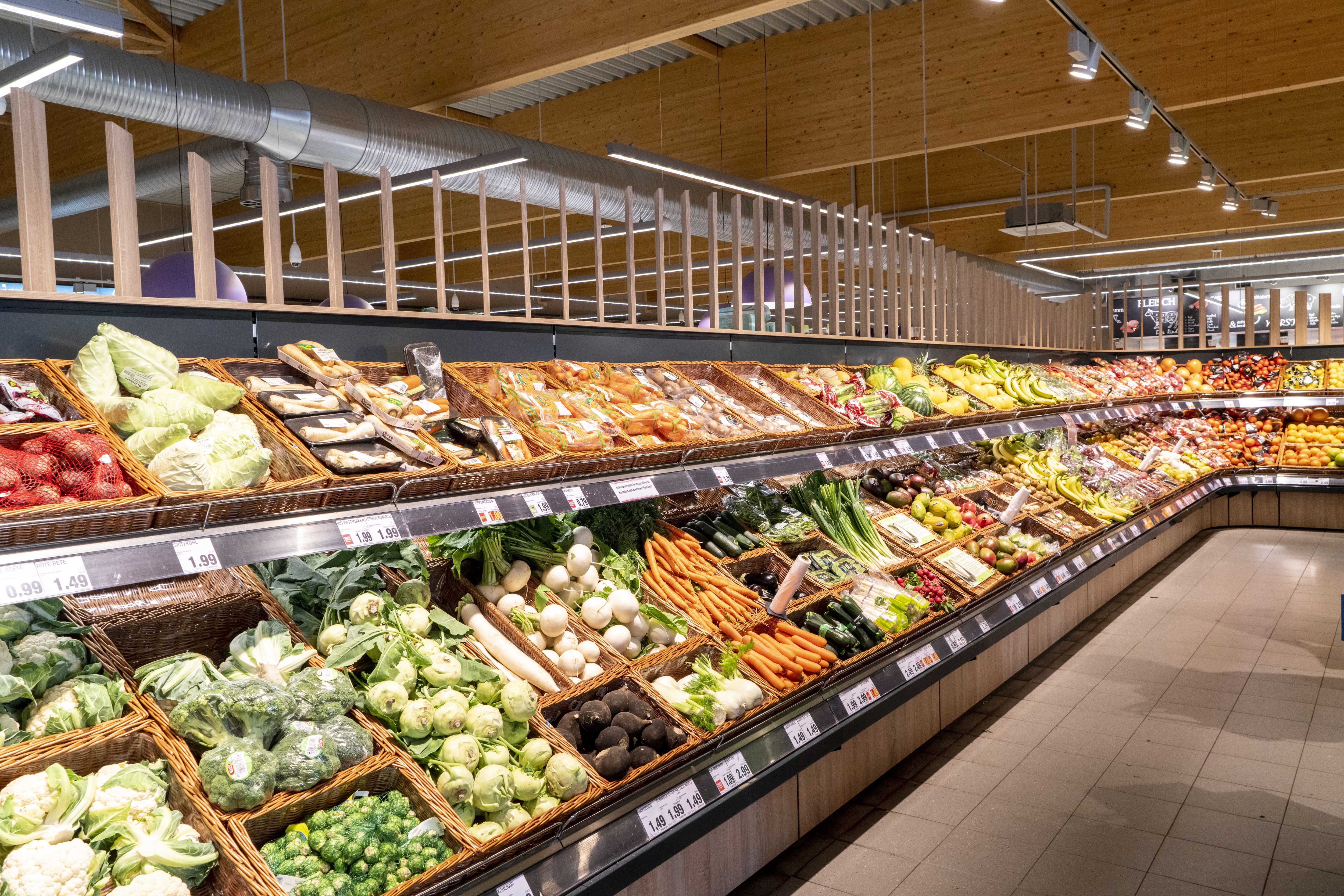 Die Obst- und Gemüseabteilung eines EDEKA-Markts.