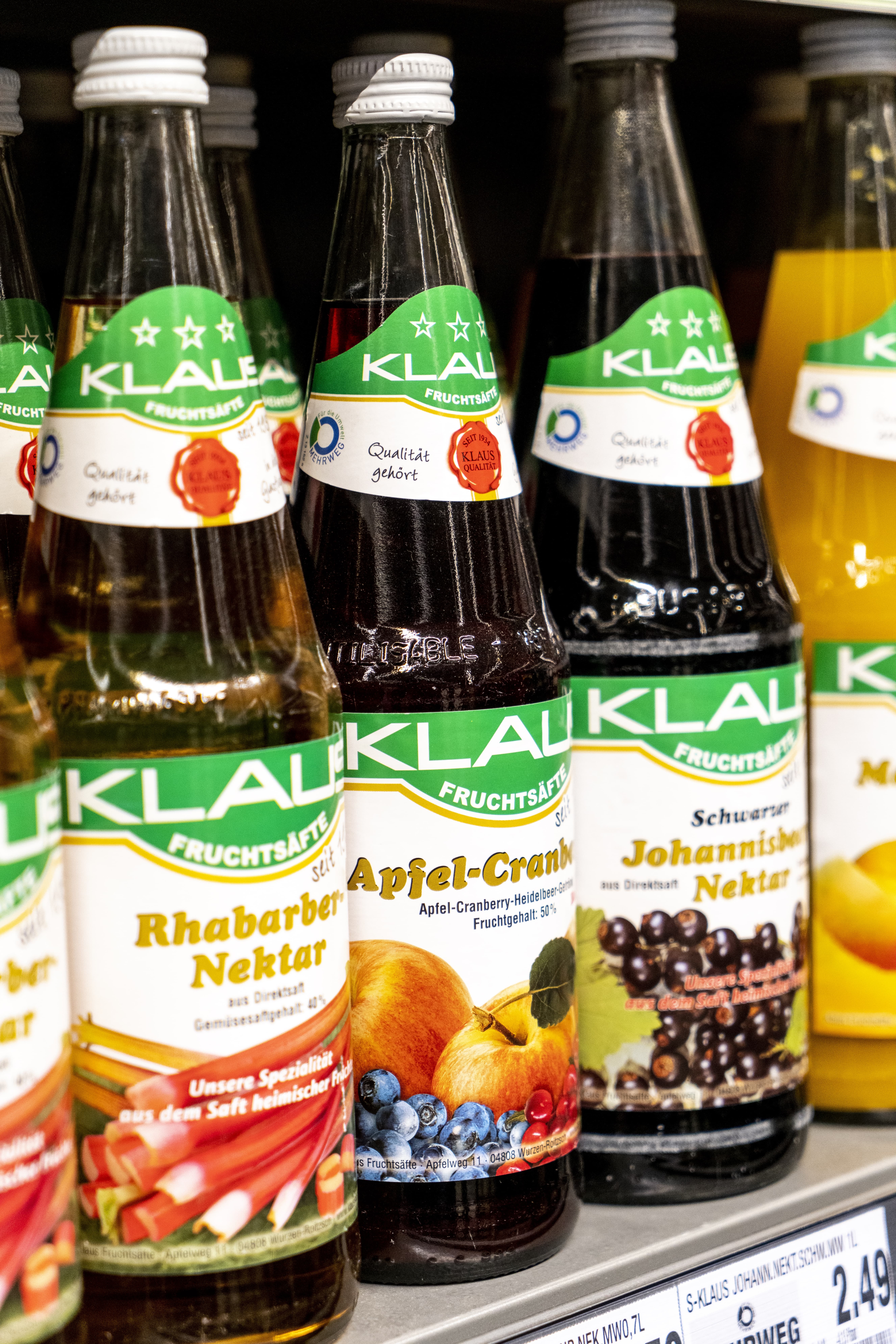 Verschiedene Fruchtsäfte eines regionalen Anbieters im Close-Up in einem Regal.