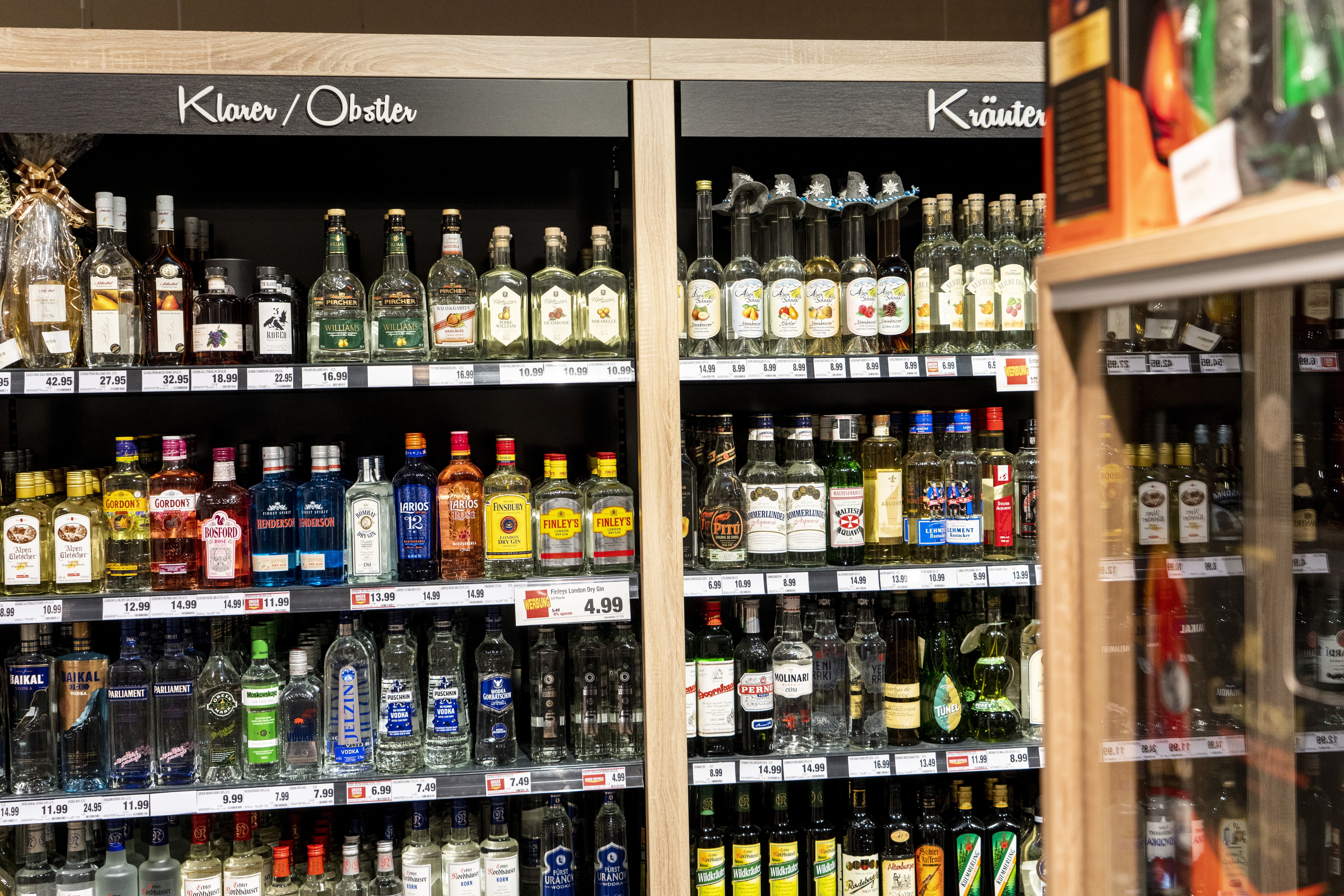 Die Alkohol-Abteilung eines EDEKA-Markts.