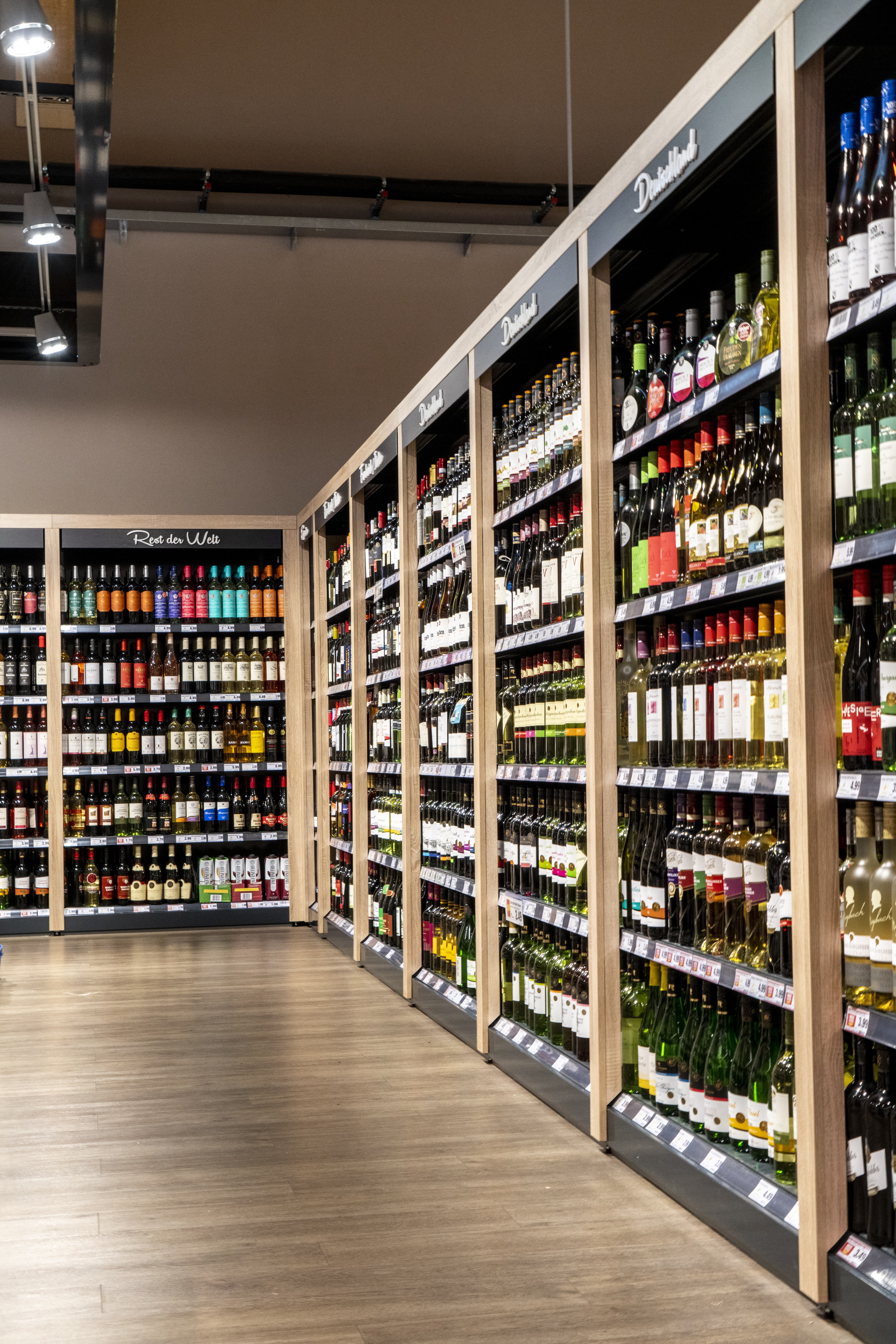 Die Weinabteilung eines EDEKA-Markts.