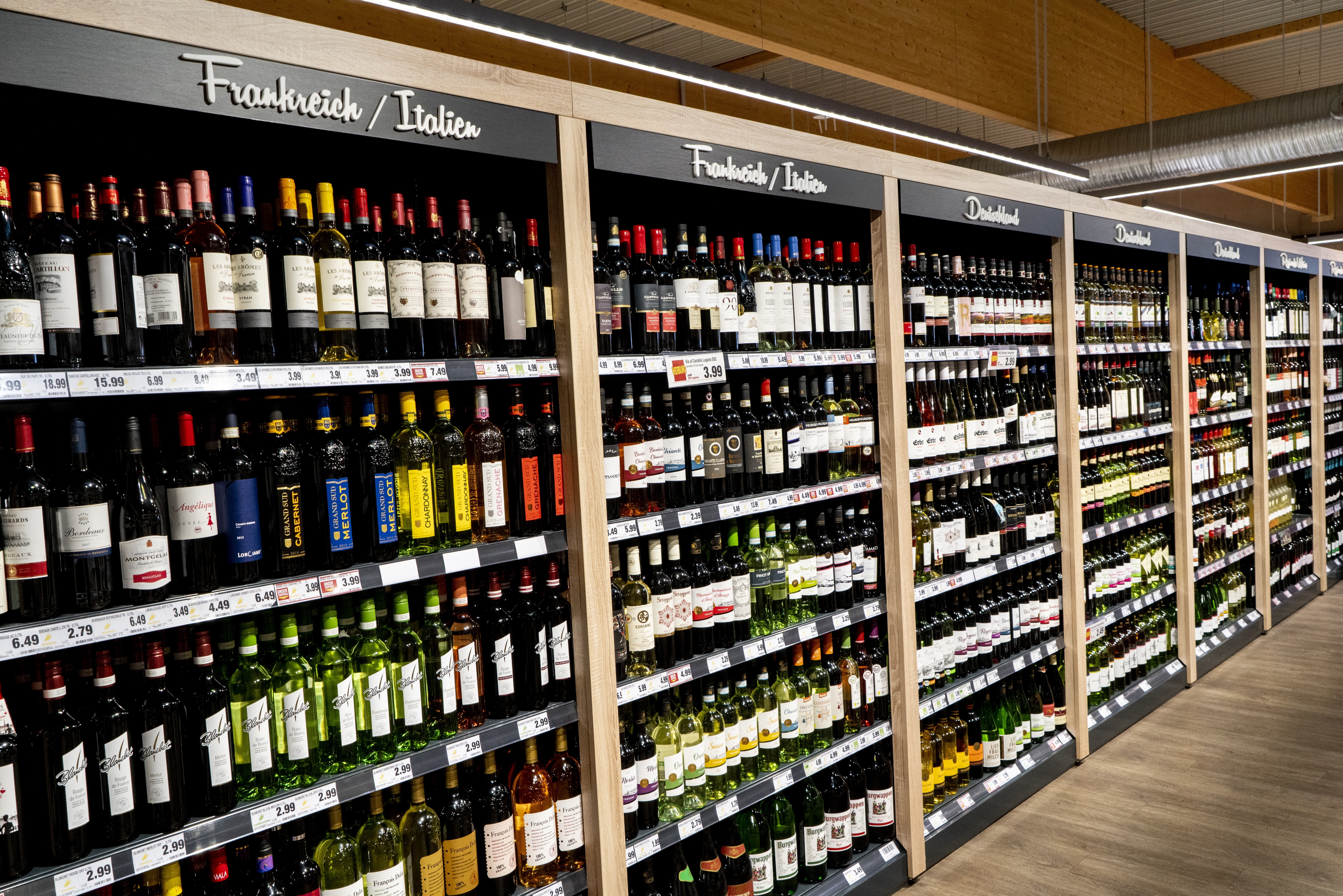 Die Weinabteilung eines EDEKA-Markts.