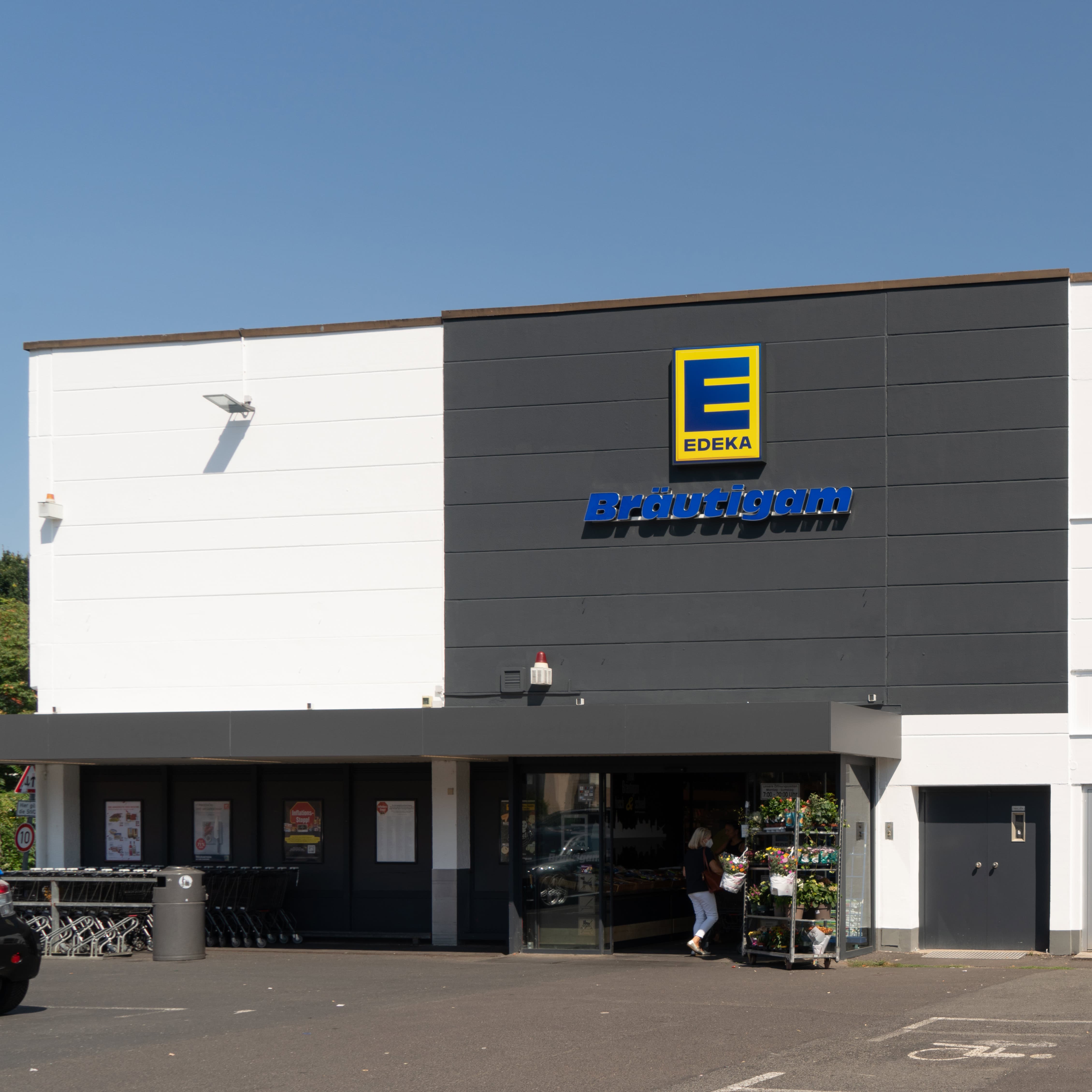Der Eingang eines Edeka-Marktes vom Parkplatz aus betrachtet.
