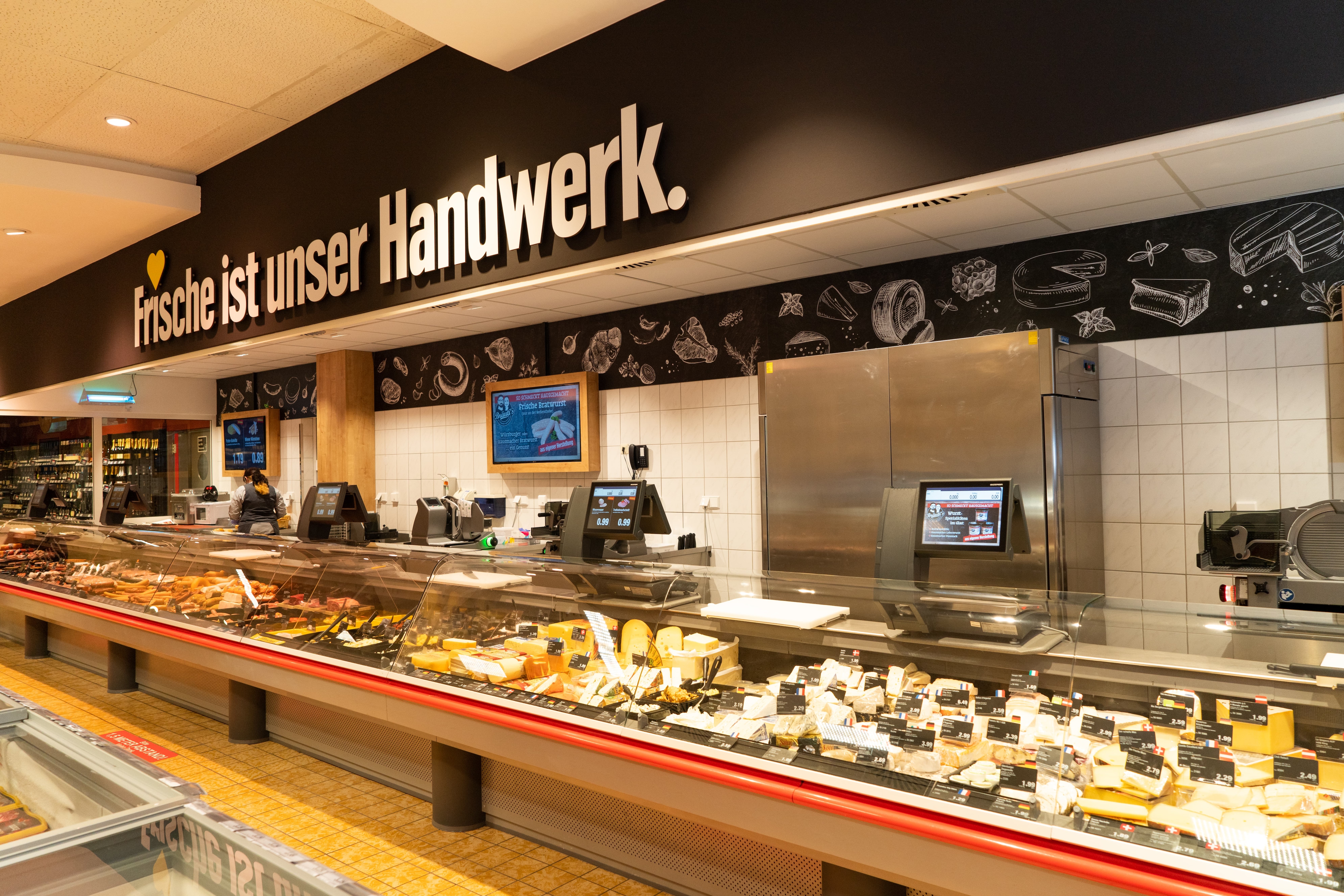 DIe Frischetheke eines Edeka-Marktes in der Totalen.