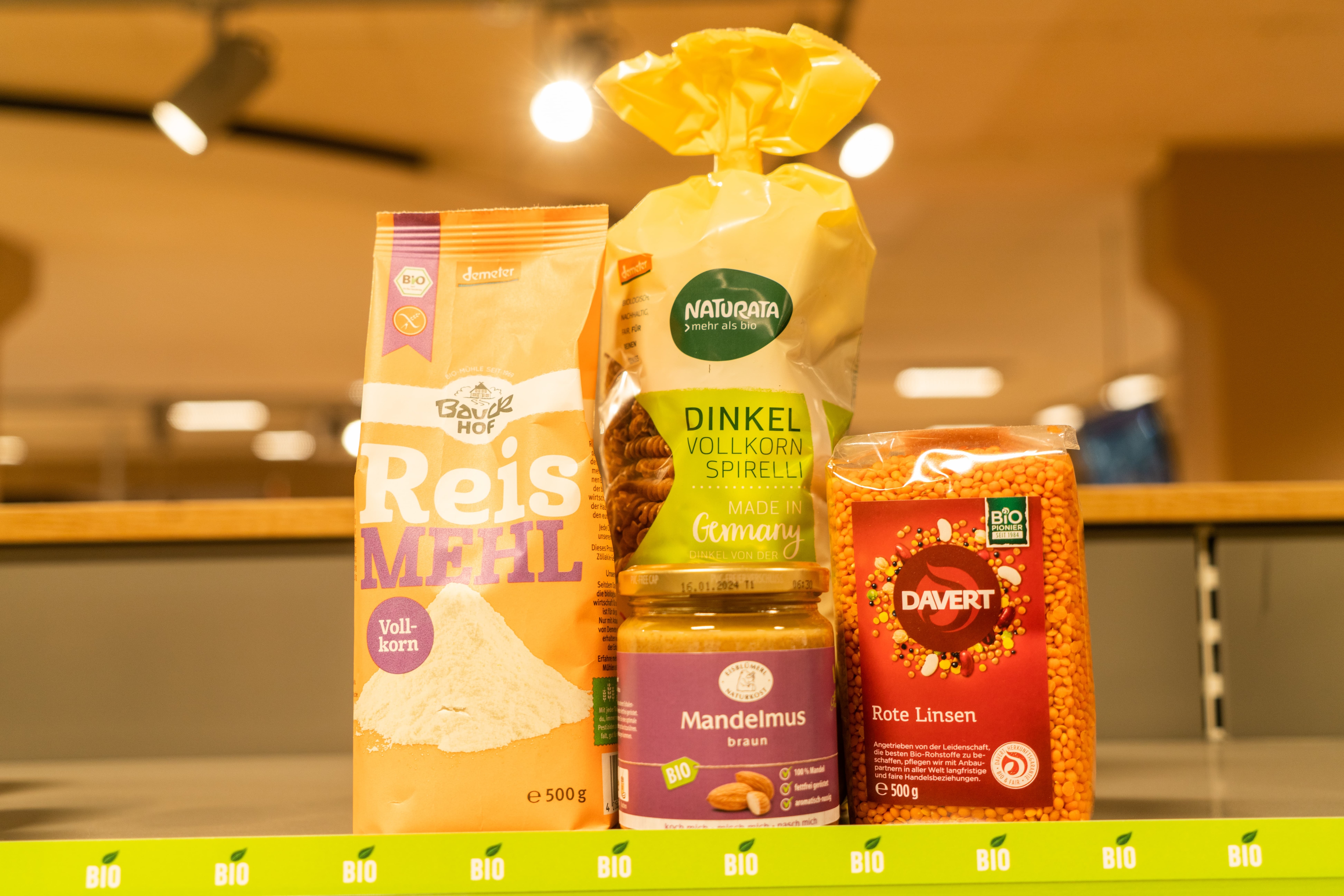 Verschiedene Bio-Produkte in einem Regal.