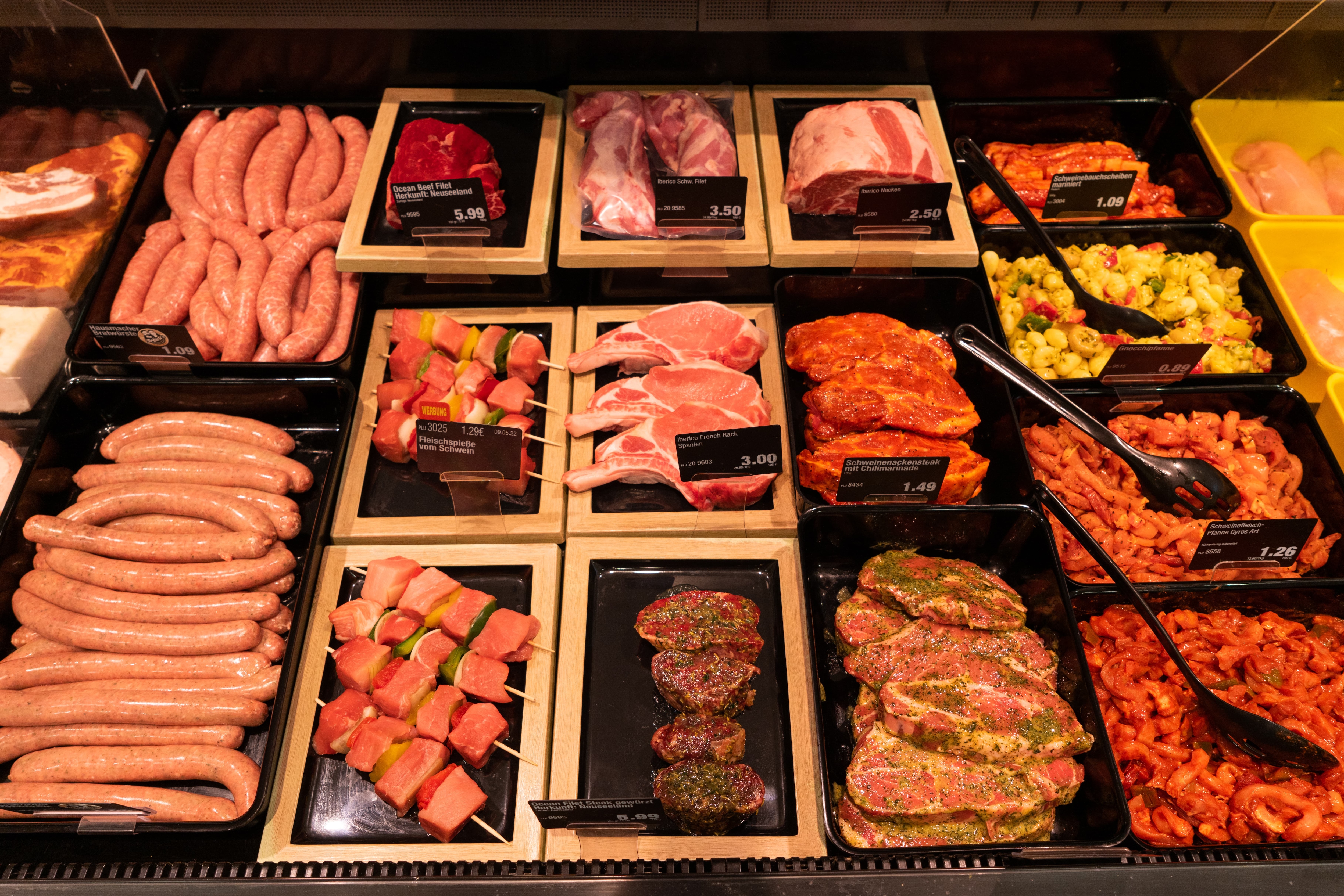 Verschiedene Fleischprodukte in einer Theke.