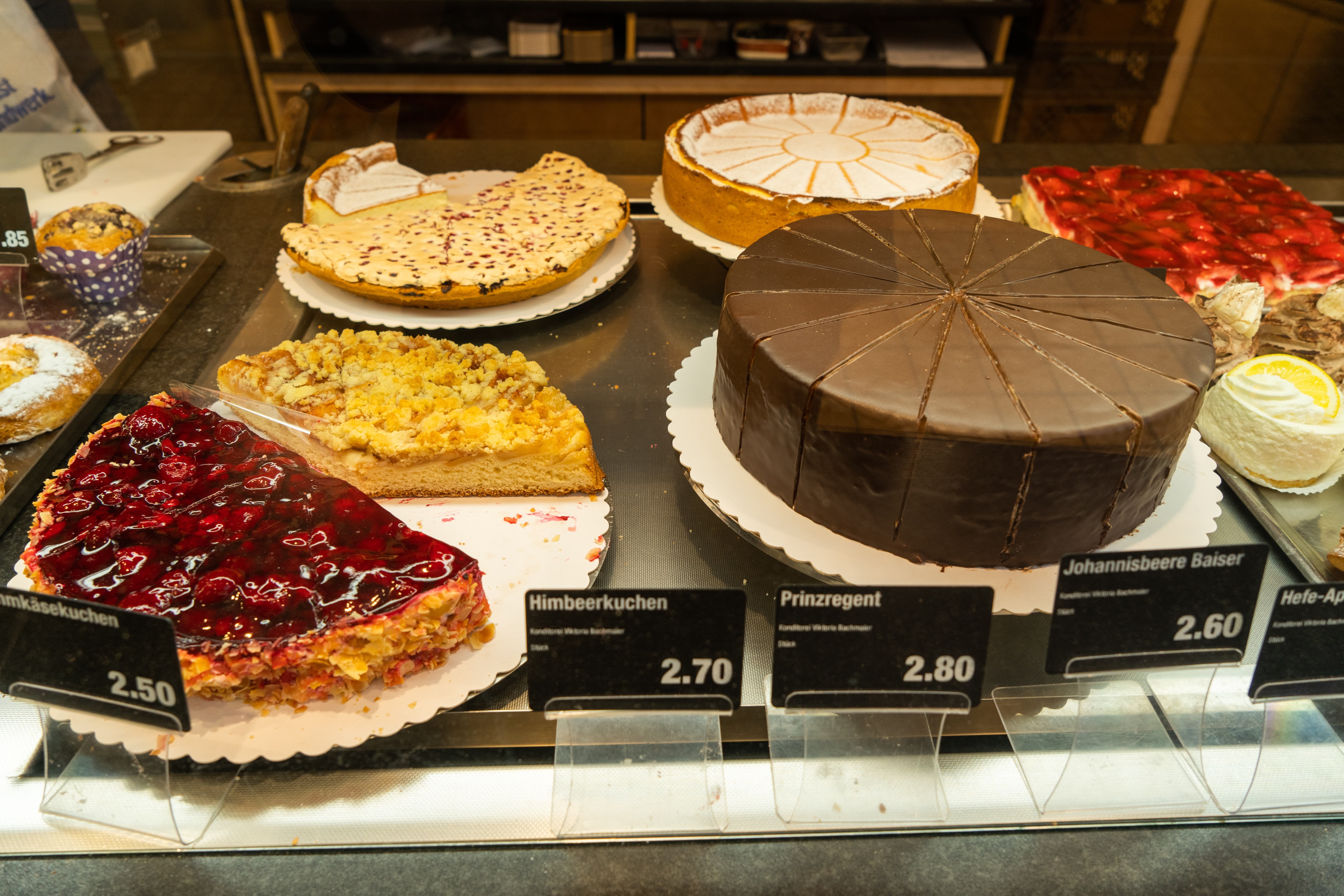 Eine Auslage mit verschiedenen Kuchen.