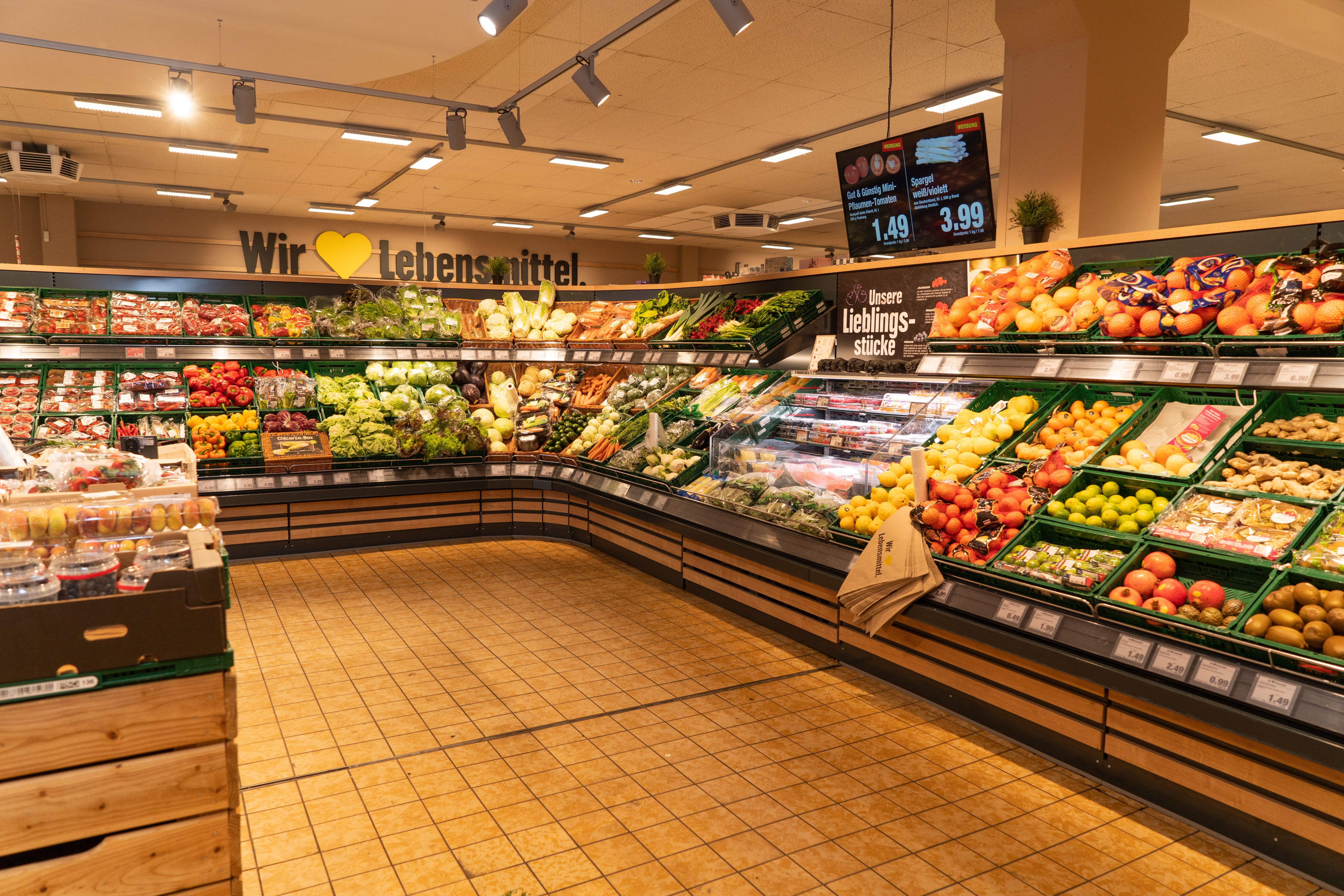 Die Obst- und Gemüseabteilung eines Edeka-Marktes.