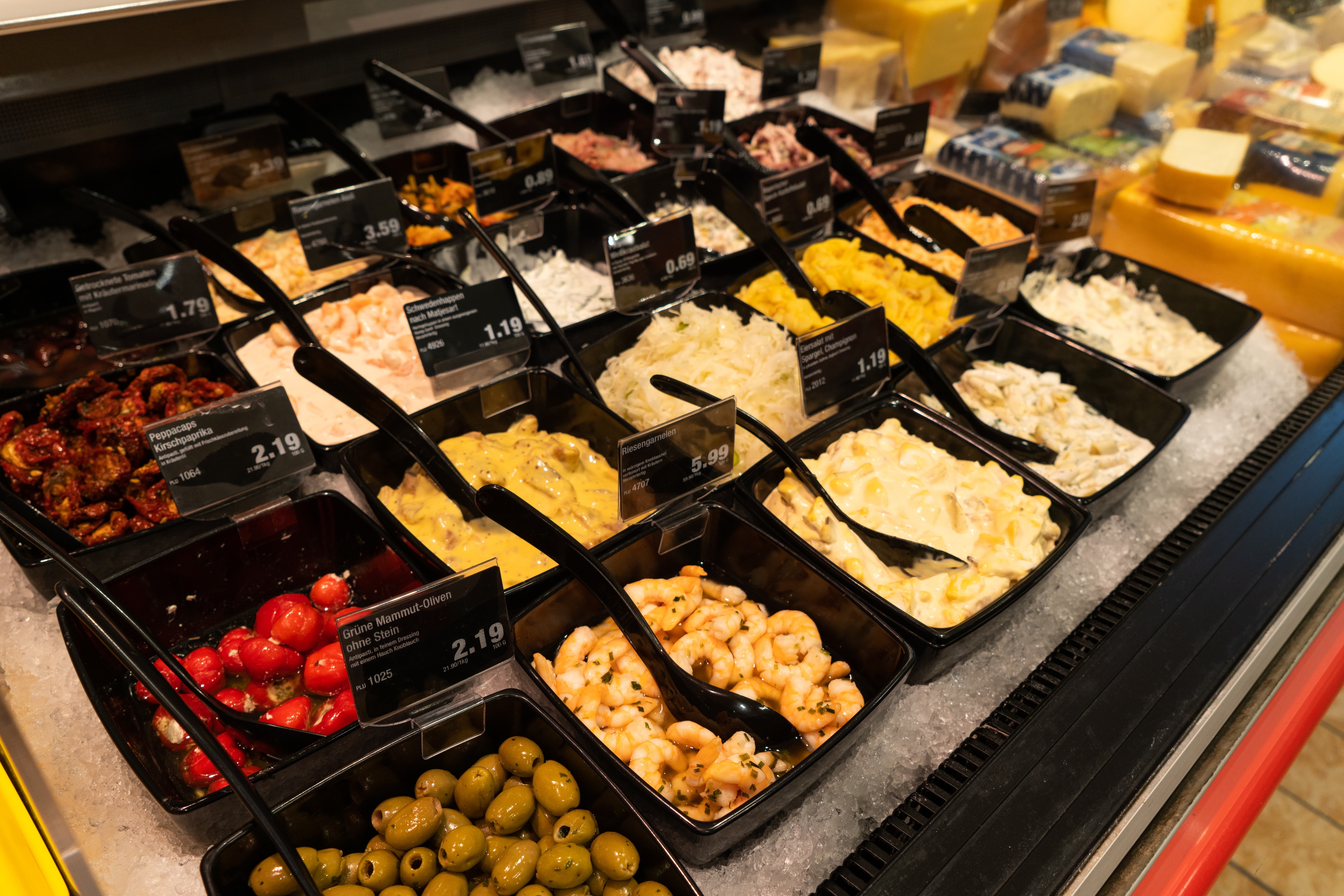 Verschiedene Salate in der Frischetheke eines Edeka-Marktes.