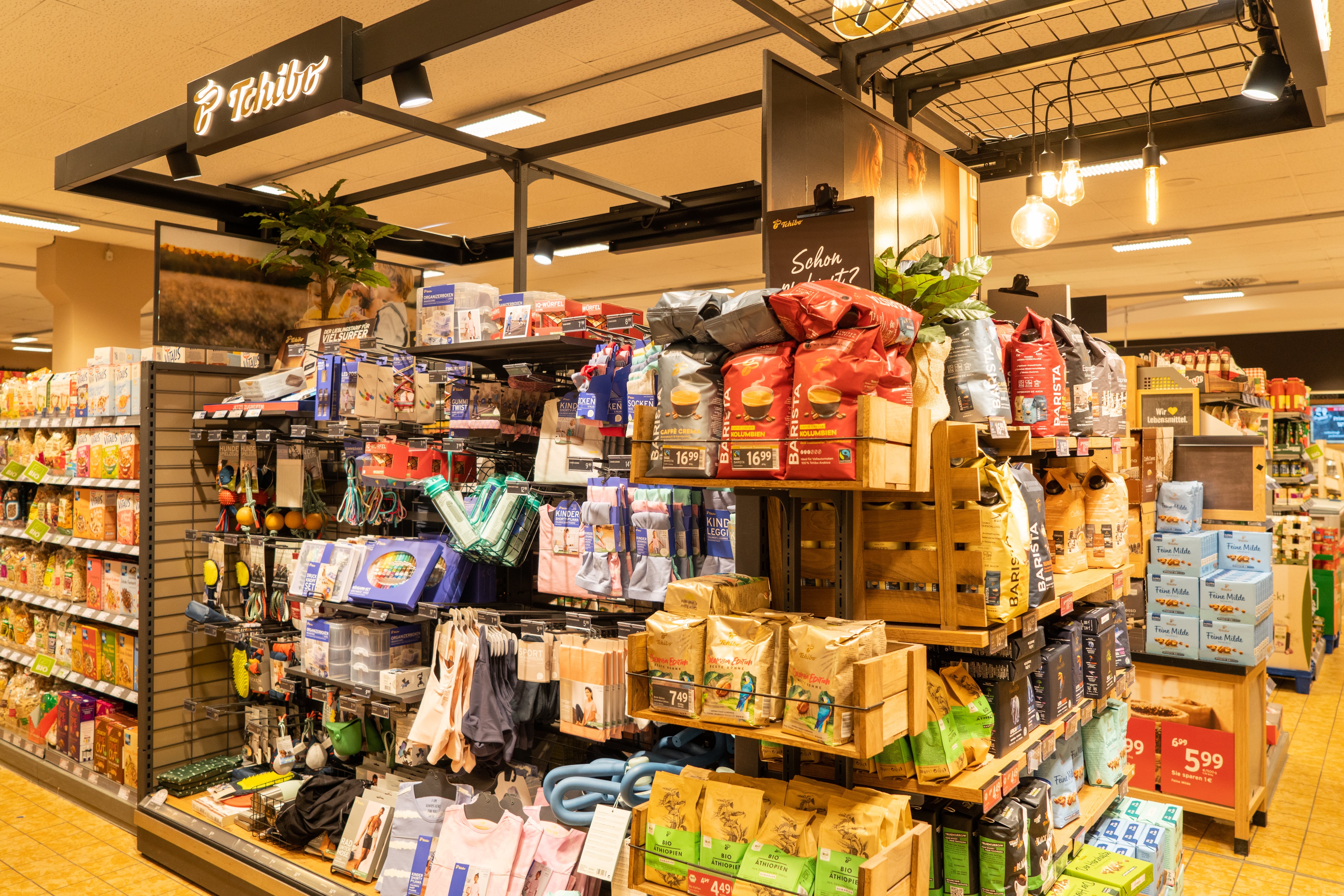 Ein Regal mit diversen "Tchibo"-Produkten.