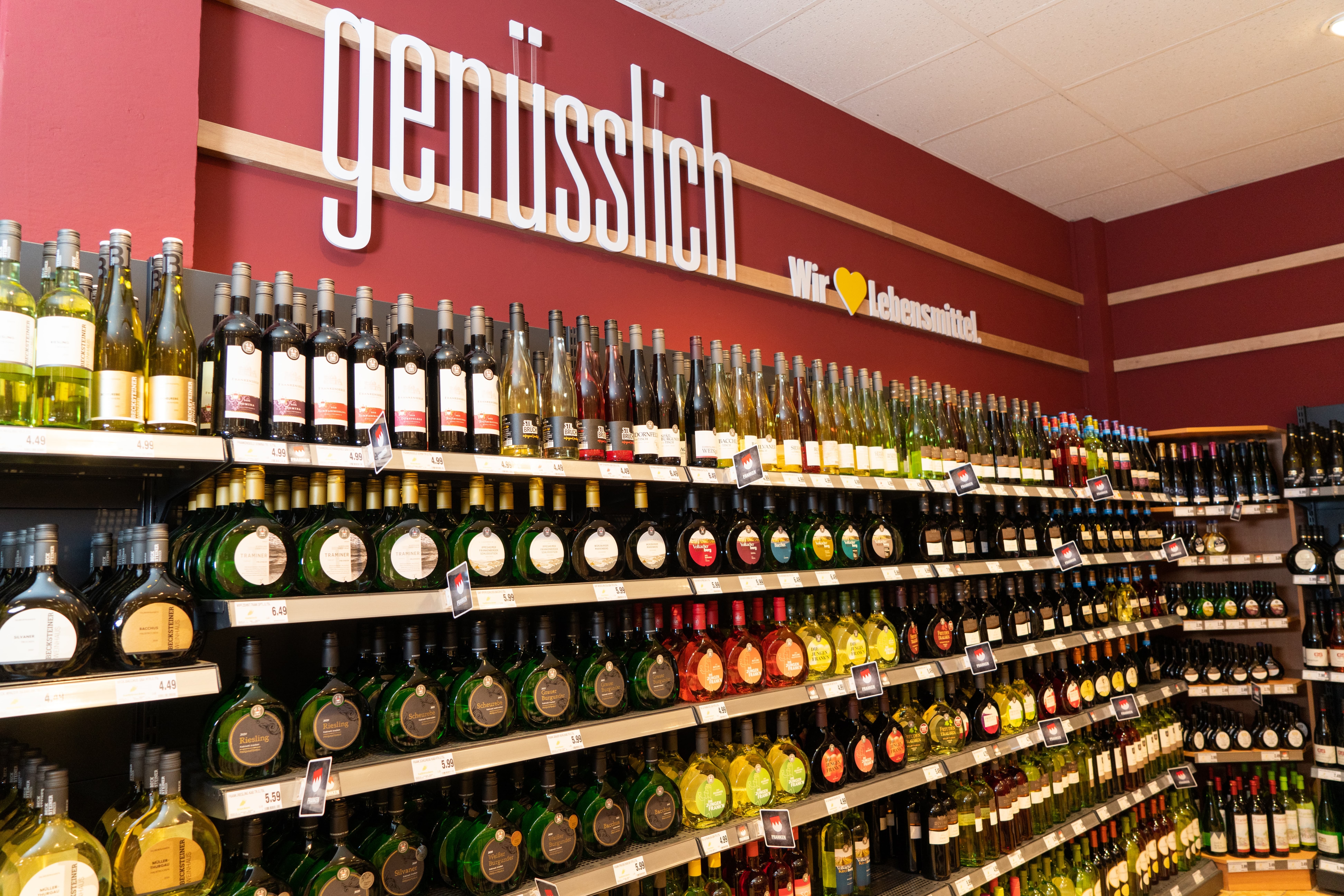 Weinregal in einem Edeka-Markt.