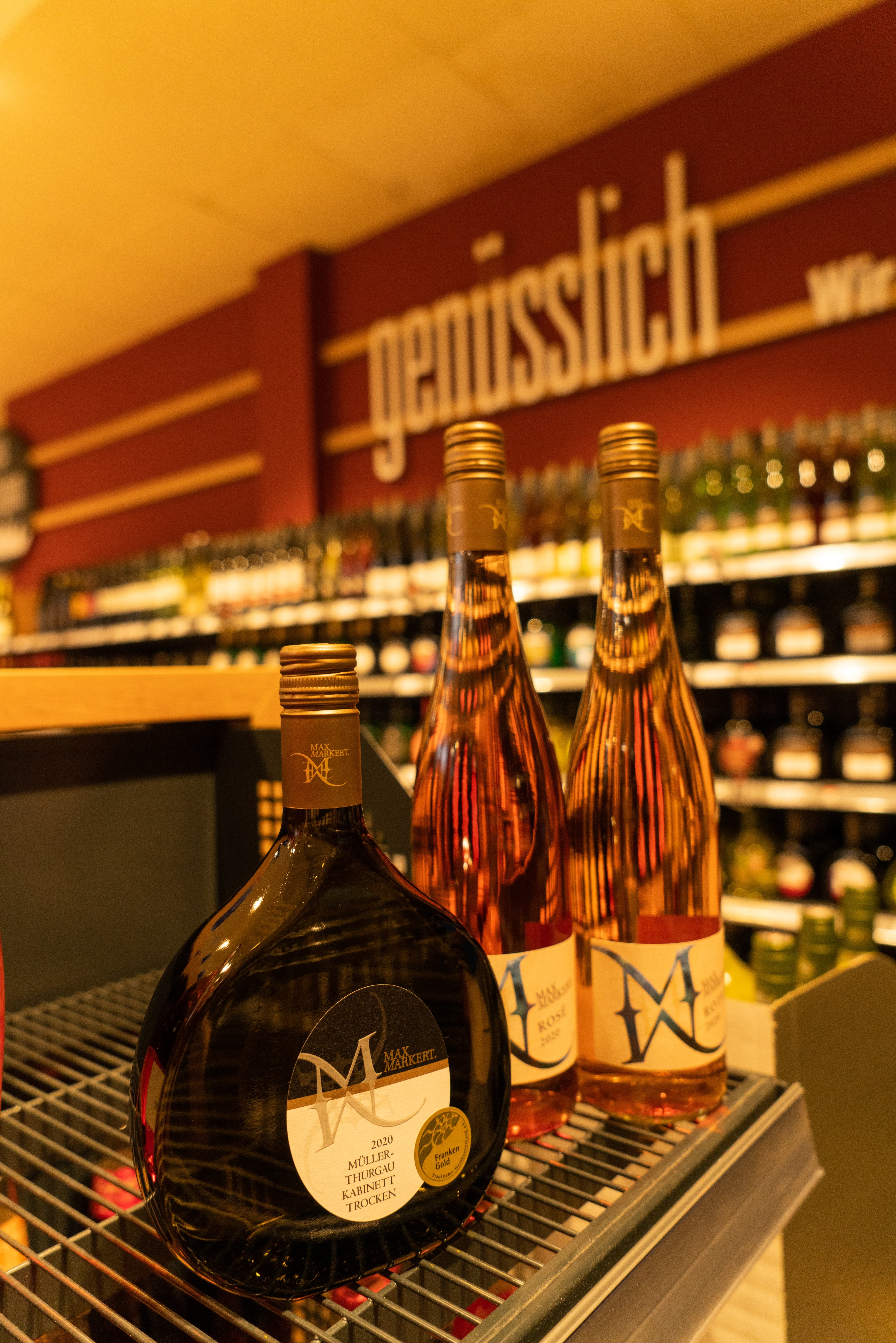 Drei Weinflaschen in der Nahaufnahme.