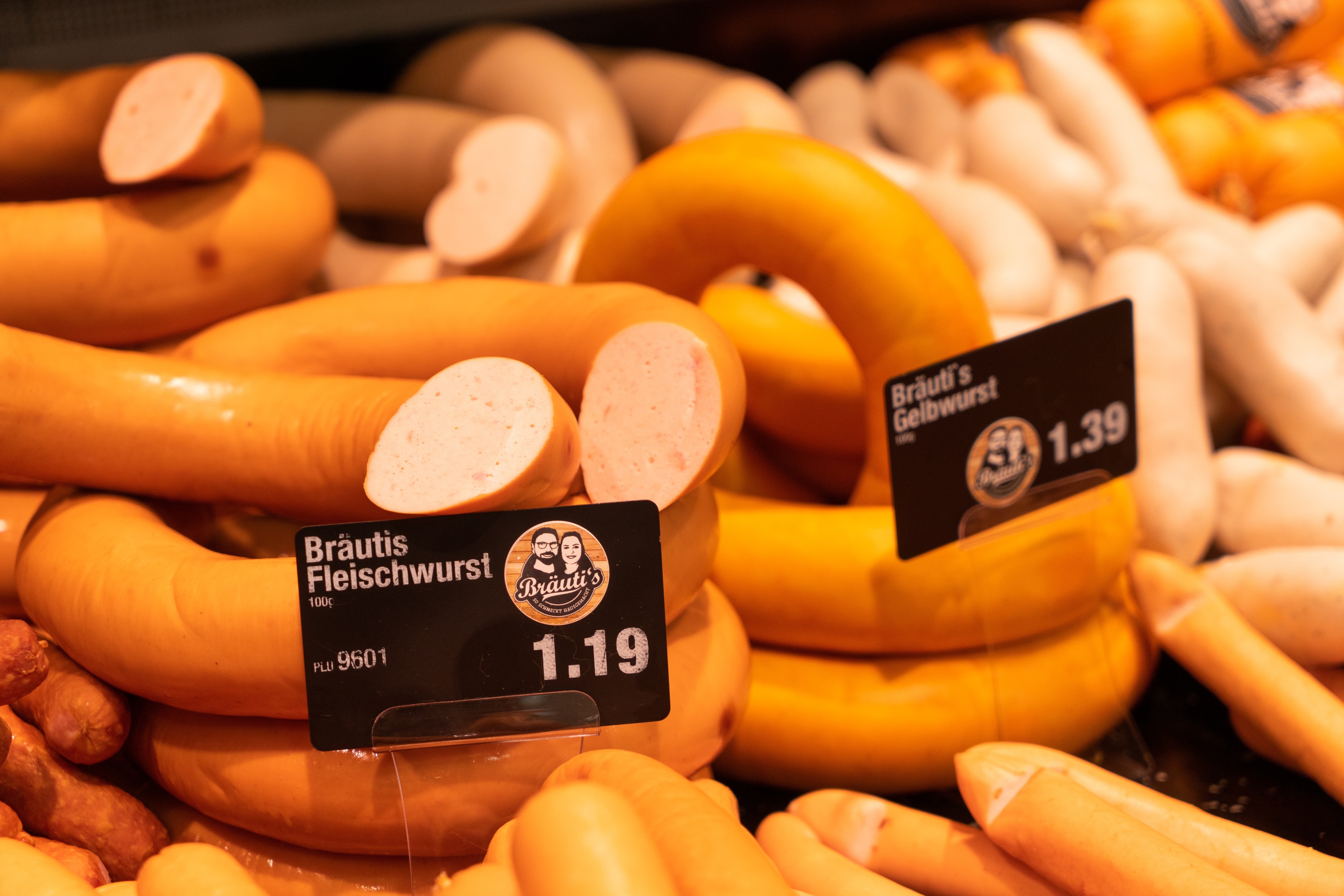 Die hausgemachte Fleischwurst eines Edeka-Marktes in der Fleischtheke.