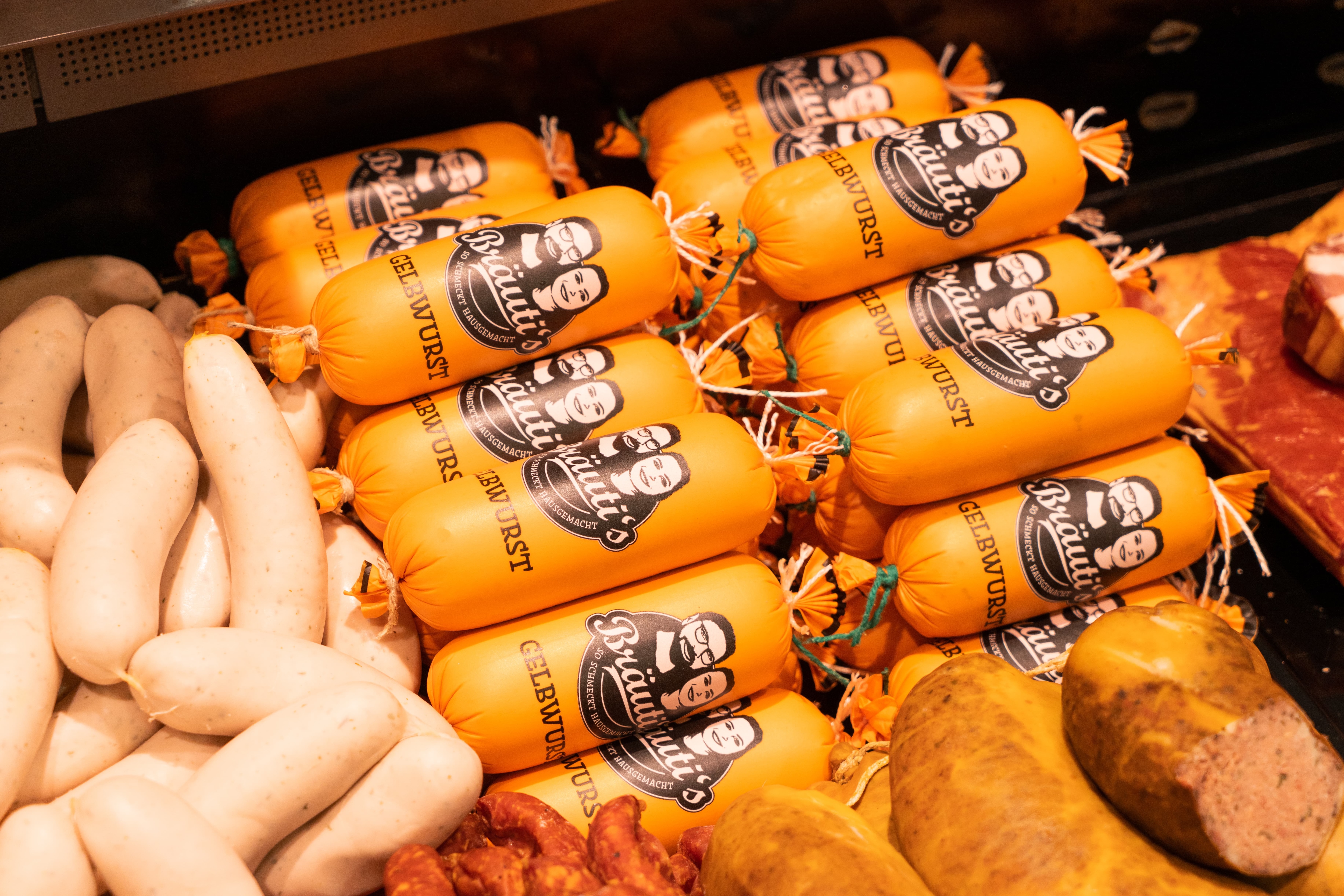 Die hausgemachte Gelbwurst eines Edeka-Marktes in der Frischetheke.