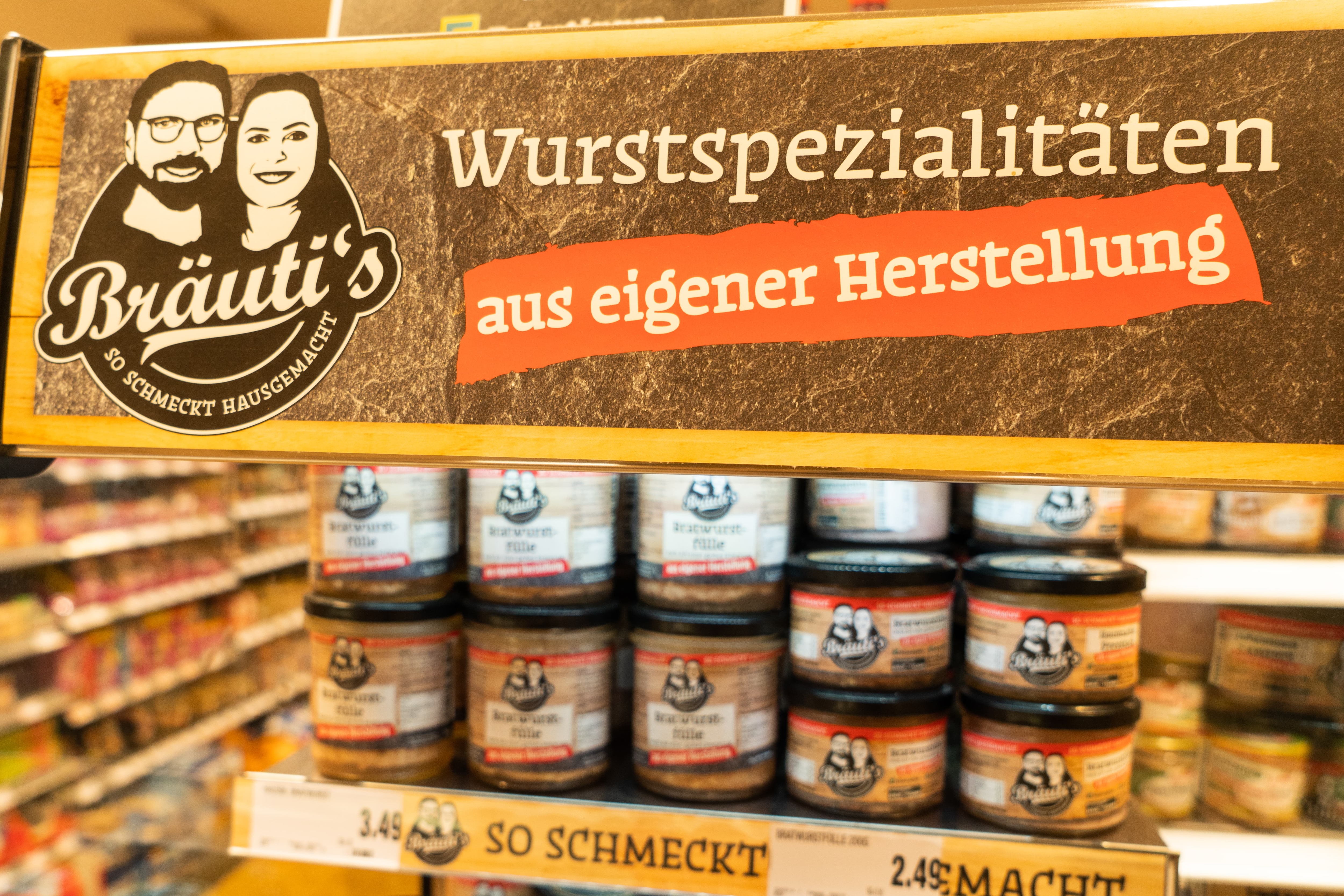 Ein Schild mit der Aufschrift "Wurstspezialitäten aus eigener Herstellung".
