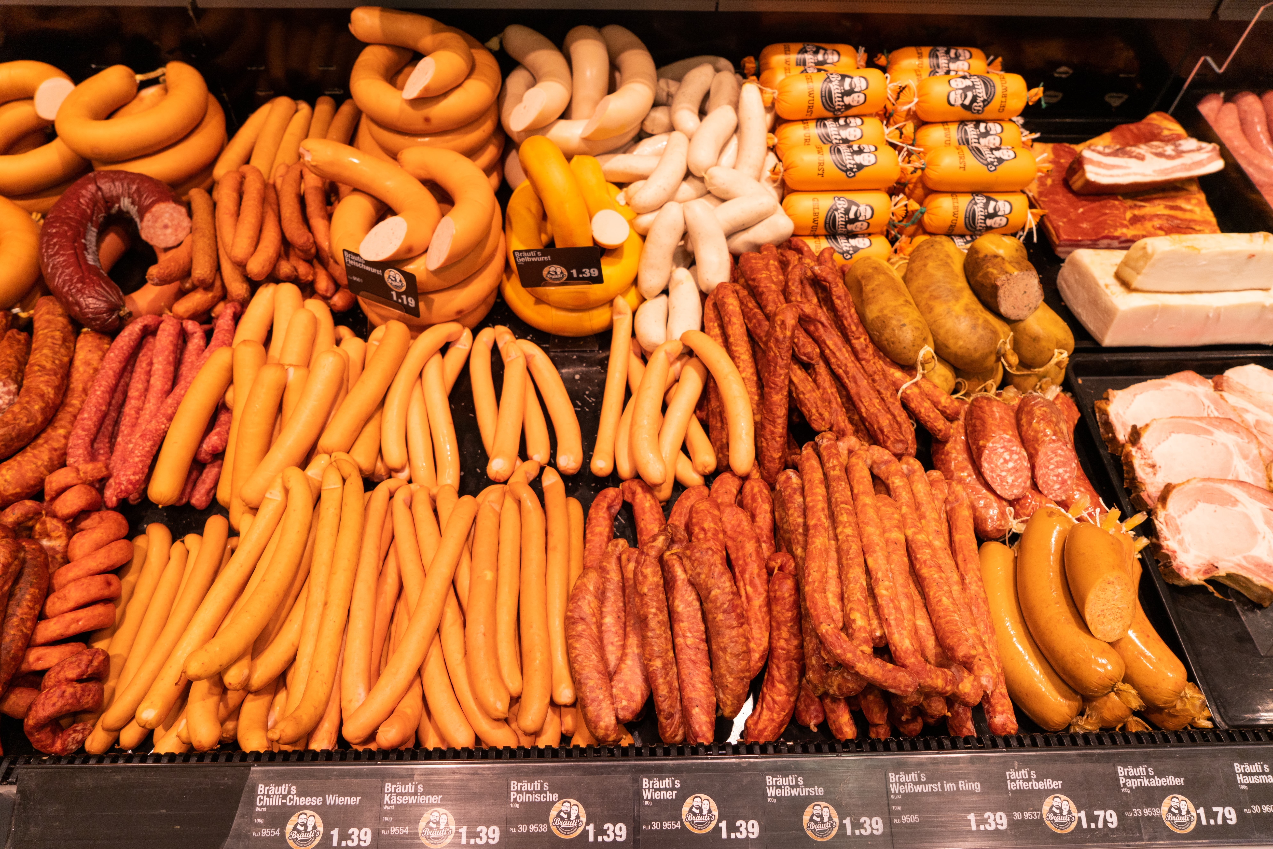Verschiedene Würste in der Frischetheke eines Edeka-Marktes.